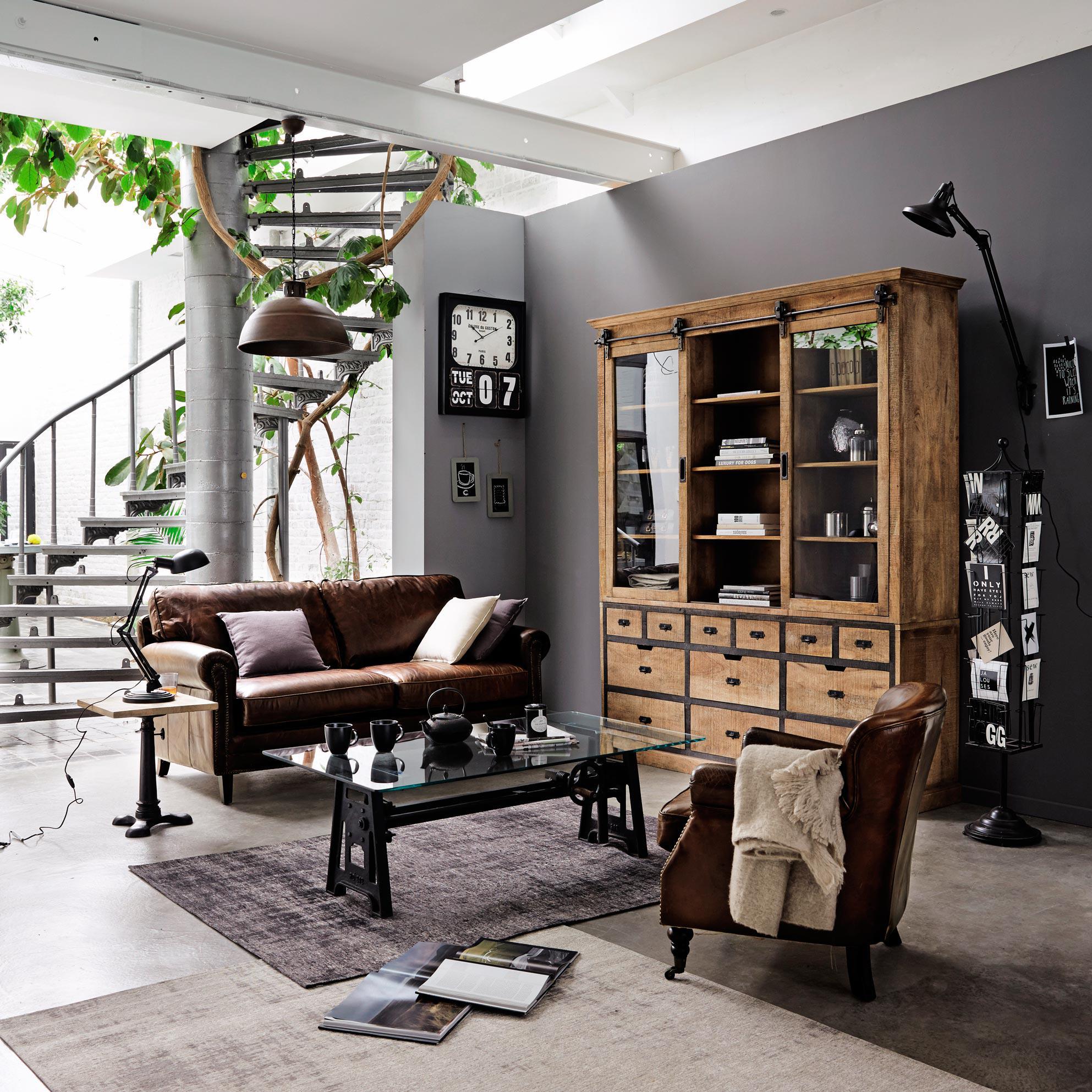 Moderner Landhausstil im Wohnzimmer #braunerledersessel #braunesledersofa #pflanzendeko #zimmergestaltung ©Maisons du Monde
