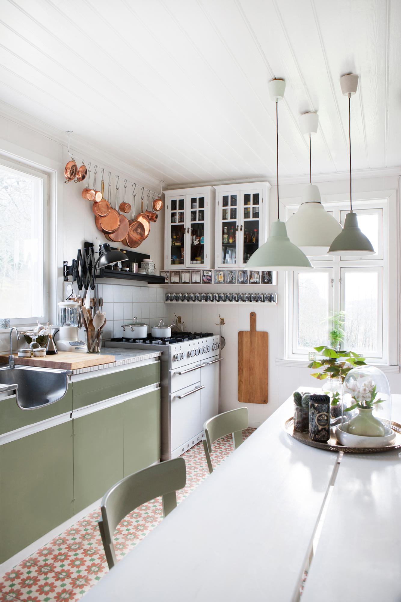 Moderner Landhausstil in Lindgrün #küche #pendelleuchte #zimmergestaltung ©Falcon / ANNETTE & CHRISTIAN PHOTOGRAPHY