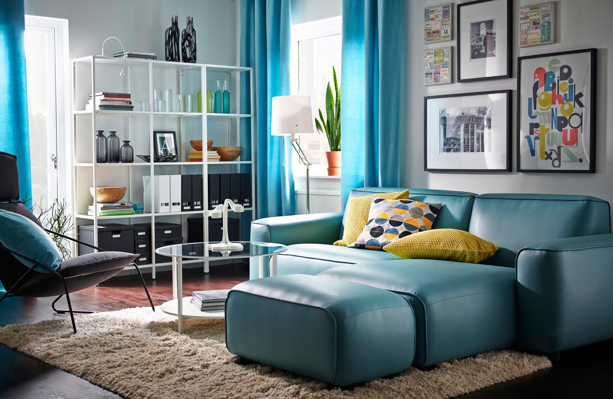 Moderner Look im Wohnzimmer #couchtisch #regal #teppich #sessel #wandgestaltung #ikea #sofa #blauessofa #ottomane #glascouchtisch #wohnzimmergestaltung ©Inter IKEA Systems B.V.