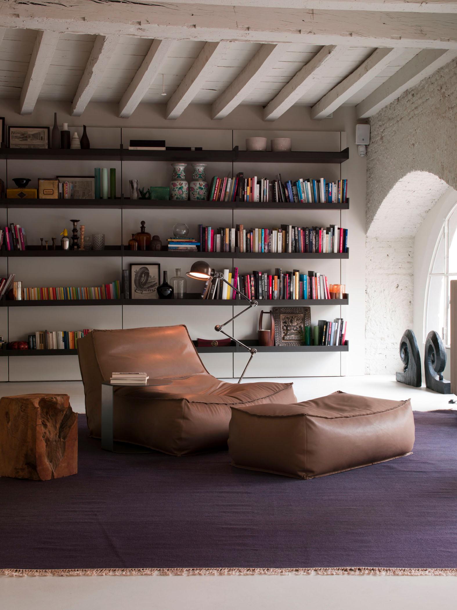 Moderner Loungesessel aus braunem Leder #eklektisch #wandregal ©Verzelloni, Designer: Lievore Altherr Molina
