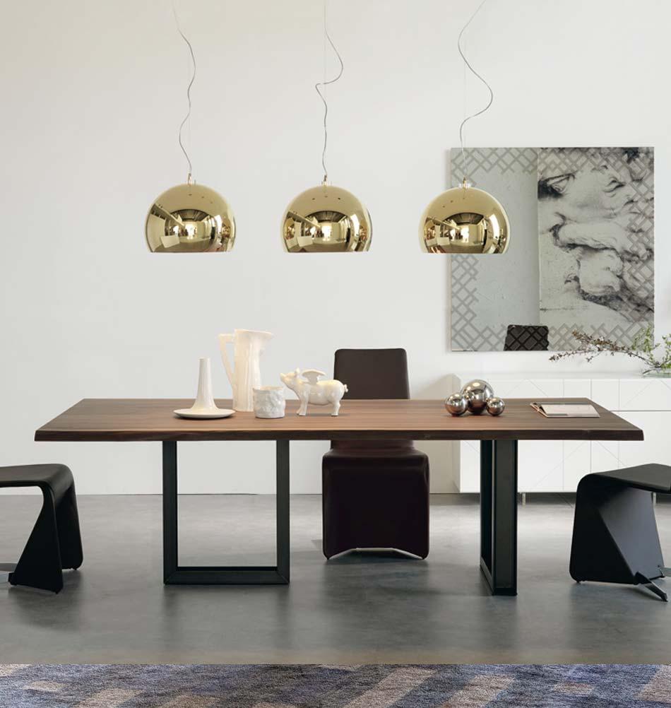 Moderner Nussbaumtisch in stilvollem Ambiente #esstisch #tisch #italienischemöbel ©cattelan italia