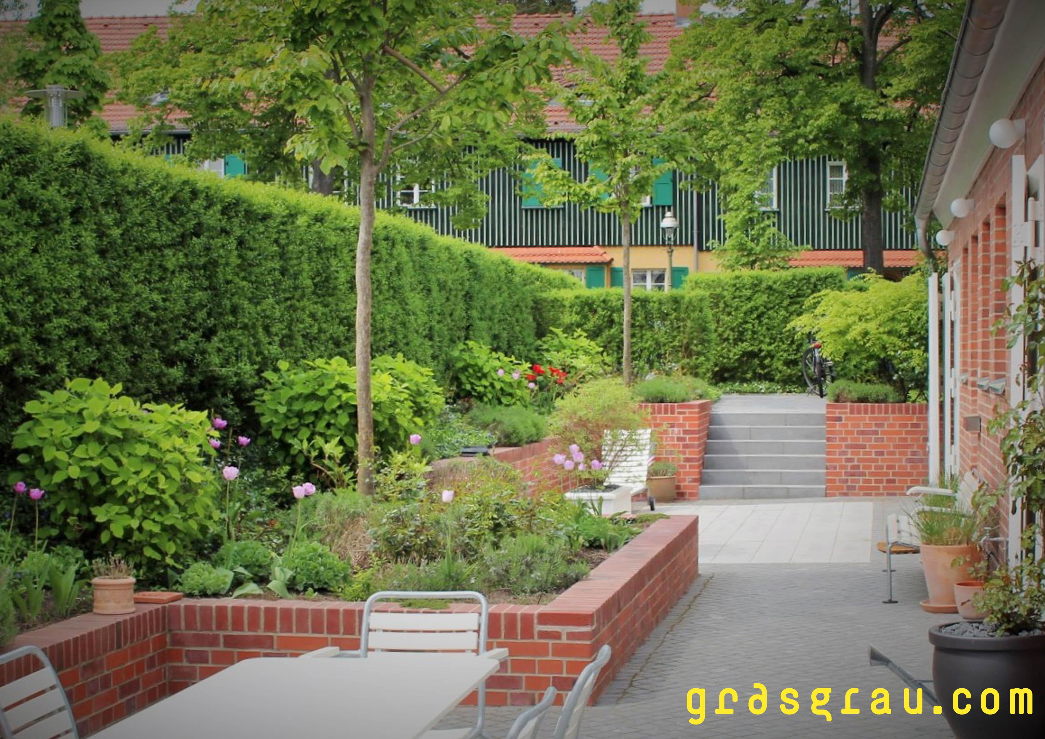 Moderner Senkgarten #klinker #treppe ©grasgrau.com