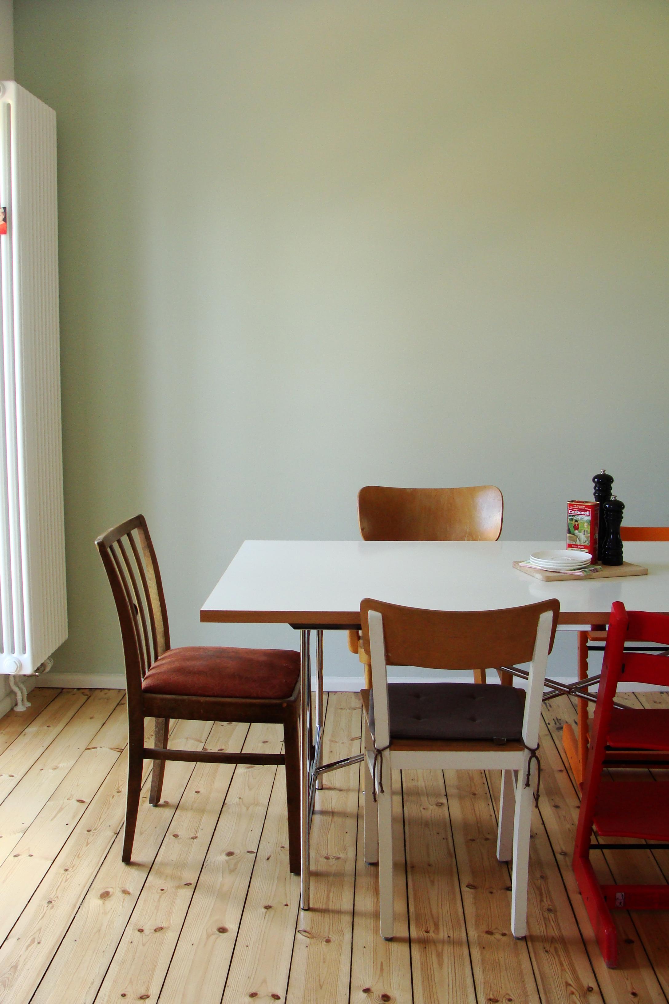Moderner Tisch mit verschiedenen Stühlen #küche #wandfarbe #vintage #essplatz ©Mareike Kühn
