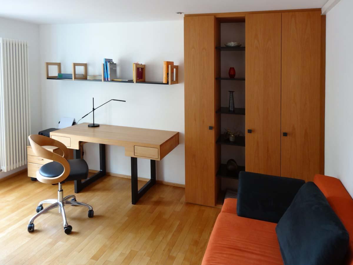Modernes Arbeitszimmer der Schreinerei Bauer #büro #schreibtisch #arbeitszimmer #schreibtischstuhl #schrank #sofa #orangefarbenessofa #holzschreibtisch ©Schreinerei Bauer