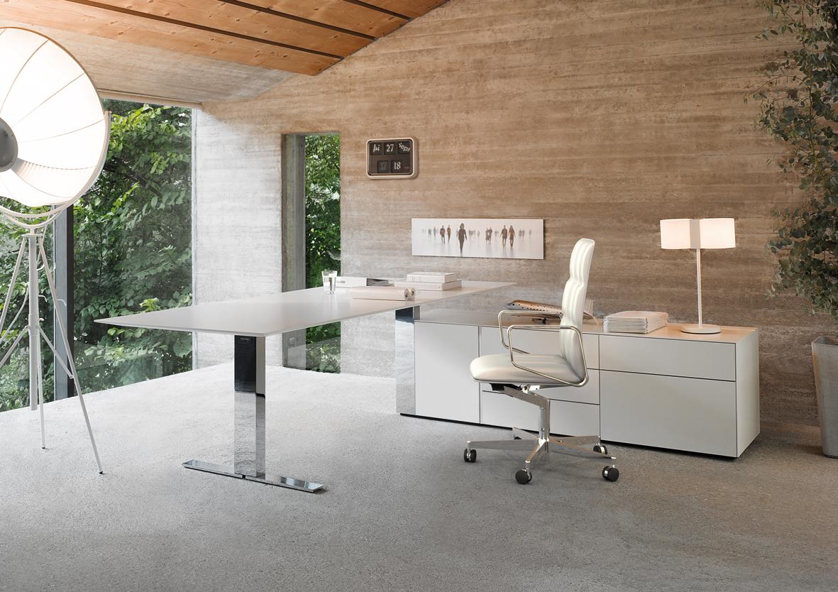 Modernes Arbeitszimmer in natürlichem Ambiente #bürostuhl #schreibtisch #stehlampe #sideboard ©Walter Knoll, Designer: EOOS