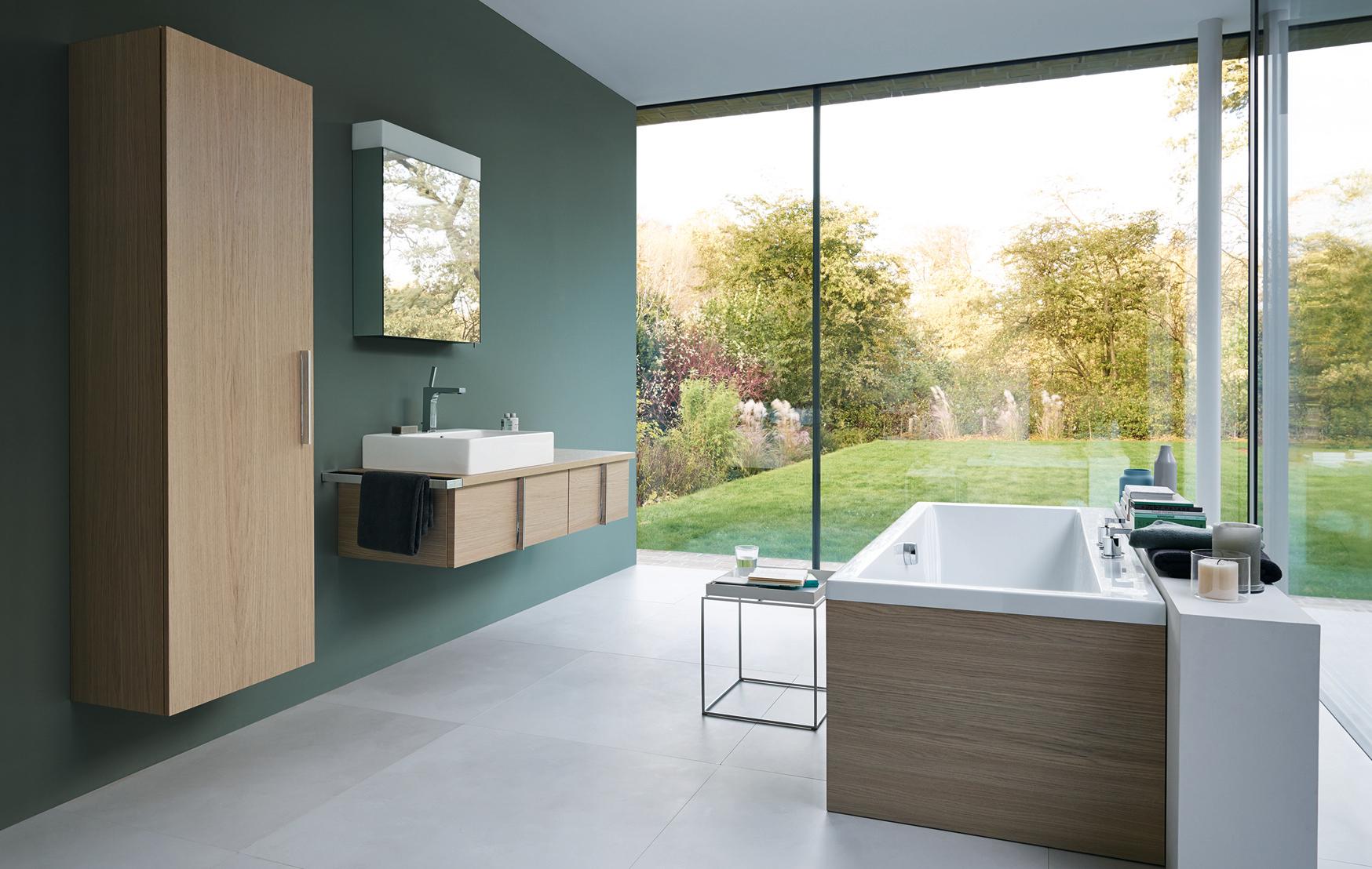 Modernes Bad mit Ausblick #badewanne #badezimmerspiegel #waschtisch #badezimmerschrank ©Duravit