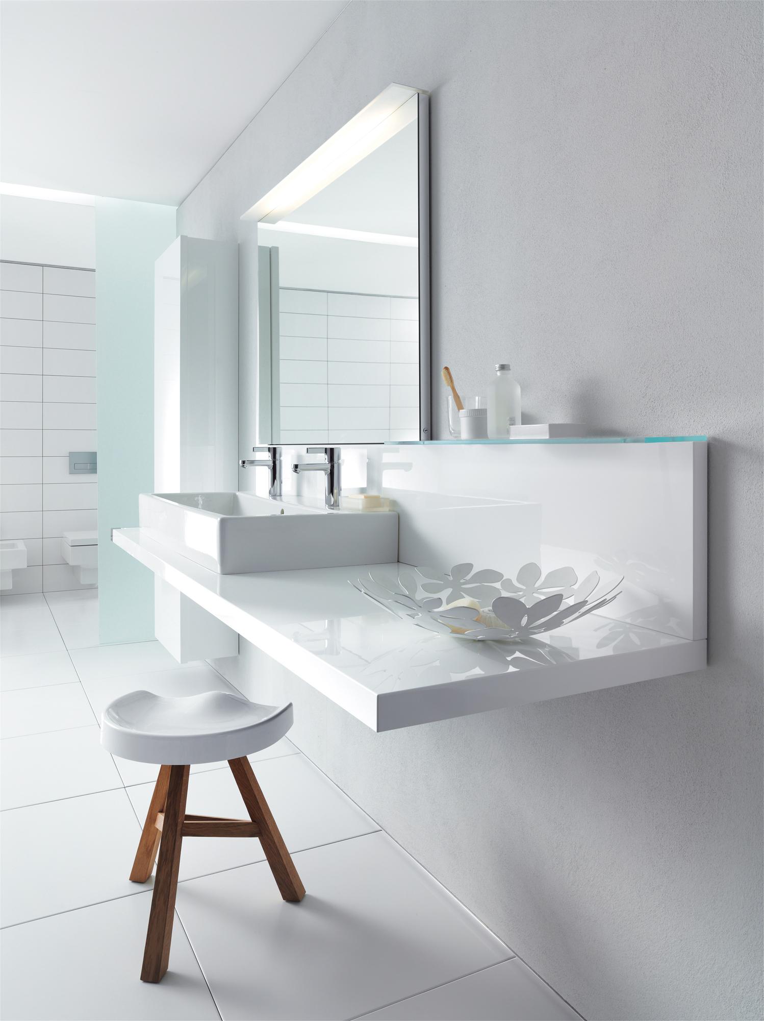 Modernes Badezimmer #hocker #waschbecken #wandspiegel #weißerhocker ©Duravit AG