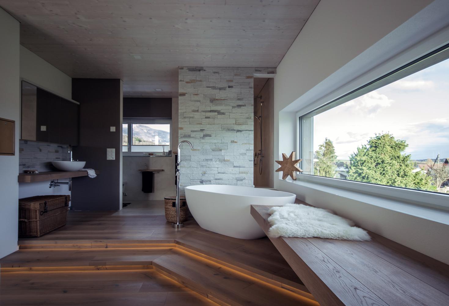 Modernes Badezimmer mit freistehender Badewanne #badewanne #badezimmer ©Bädermax