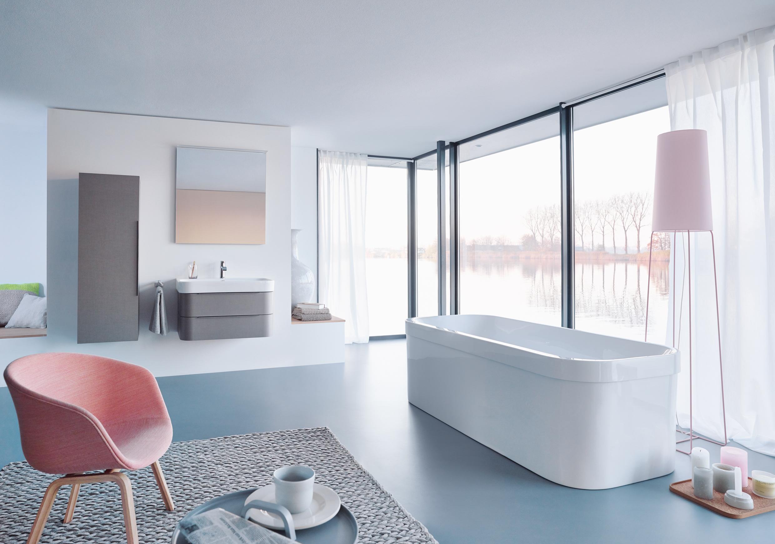 Modernes Badezimmer #teppich #badewanne #waschbecken #wandspiegel #schalenstuhl ©Duravit AG
