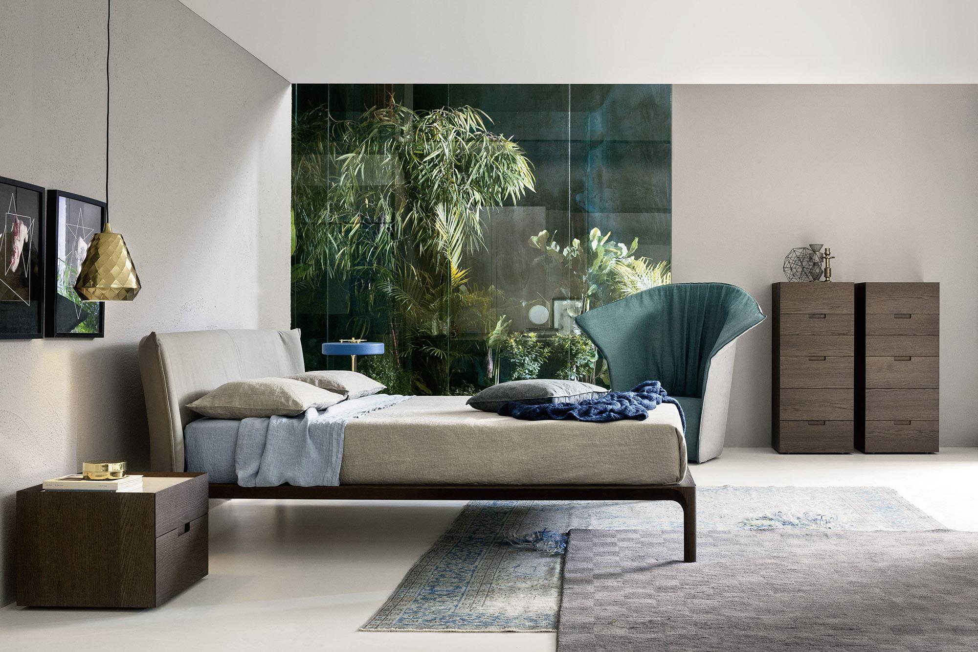 Modernes DEsign Schlafzimmer #bett #teppich #sessel #kommode #nachttisch ©Livarea.de