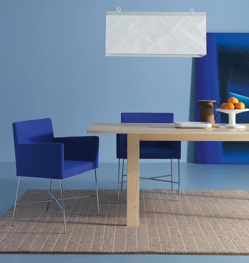 Modernes Esszimmer in blau | cappellini #stuhl #esstisch #minimalistisch #hängeleuchte ©cappellini bei milanari.com