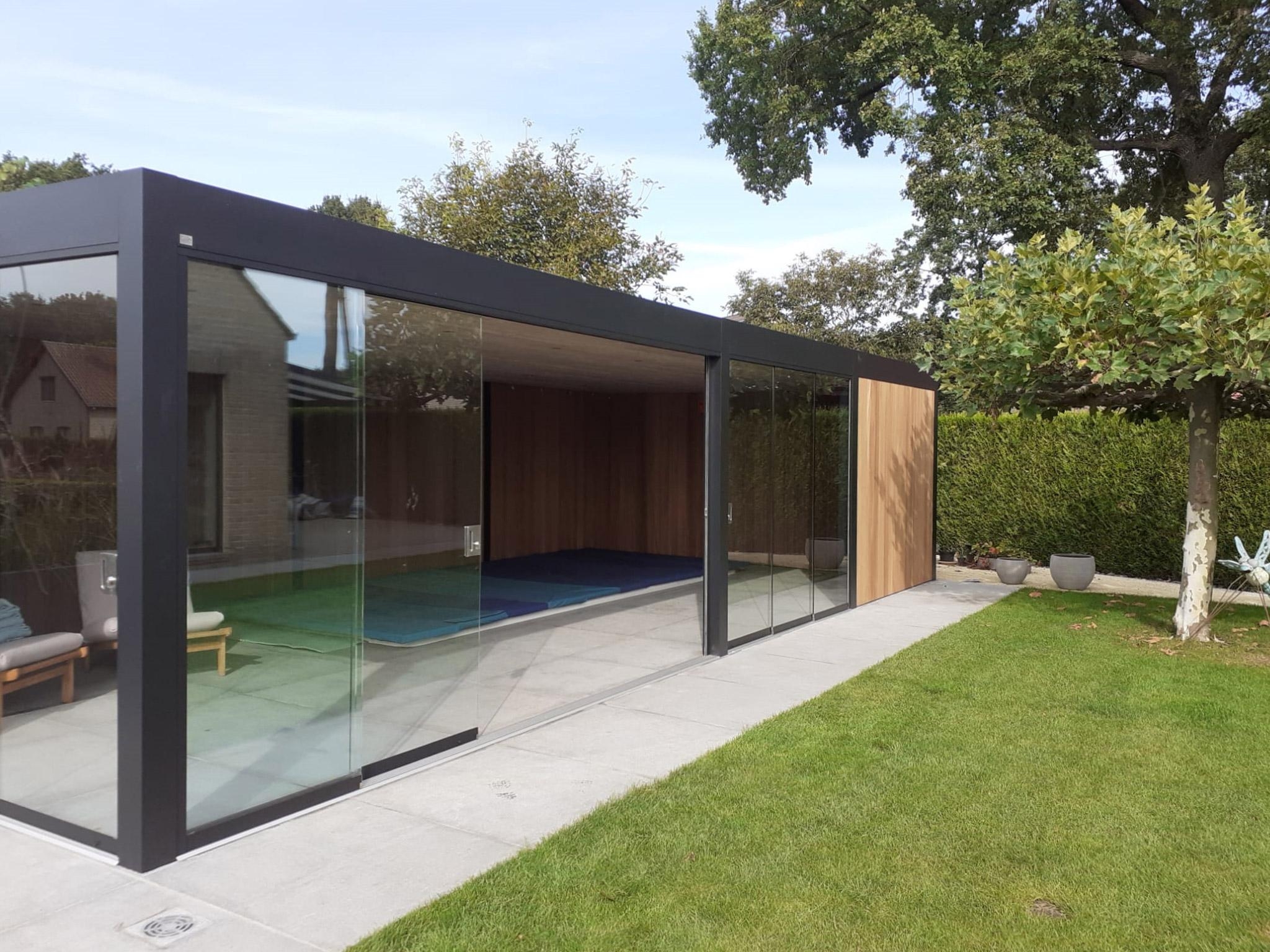 Modernes Poolhaus mit Glasschiebetüren. Idealer Wetterschutz für die Übergangszeit! 🍂🌰🍁