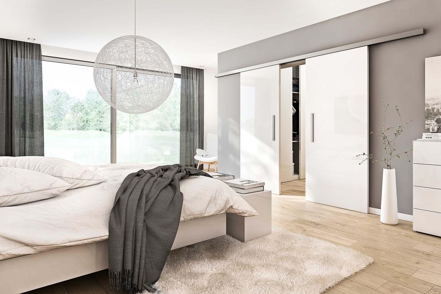 Modernes Schlafzimmer mit hochglänzender Schiebetür #tür ©HUGA Holztüren