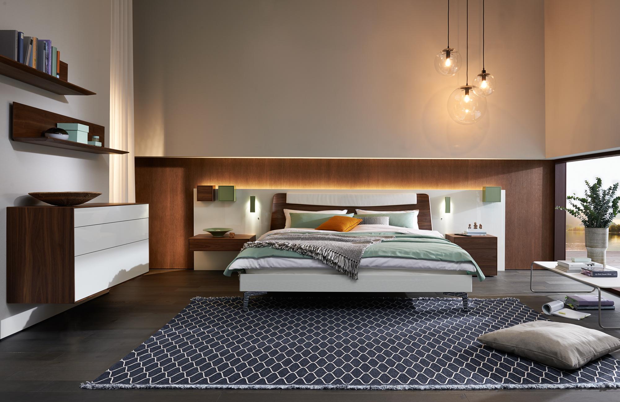 Modernes Schlafzimmer #regal #schreibtisch #teppich #kissen #sideboard #pendelleuchte #schlafzimmerbeleuchtung ©Hülsta