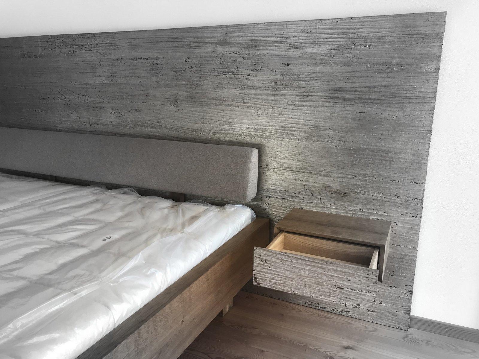 modernes #Schlafzimmmer mit #Doppelbett aus #Eiche#Rückwand u. #Konsole#Blattsilber belegt #Kopfteil #Filz #Schlafsystem