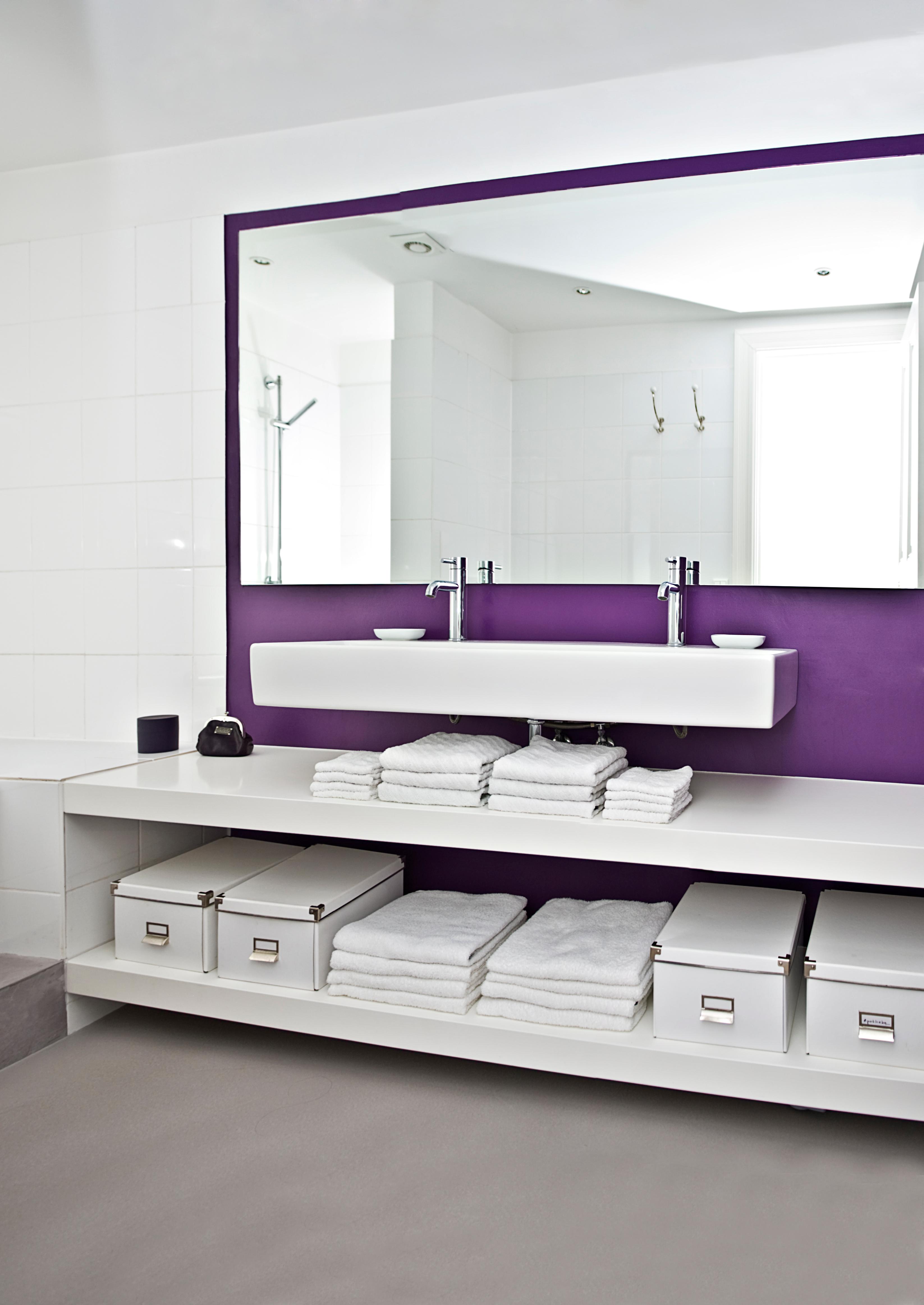 Modernes, schlichtes Badezimmer mit Farbakzent #badezimmerspiegel #waschtisch #waschbecken #badaufbewahrung ©Michael Pfeiffer Fotografie