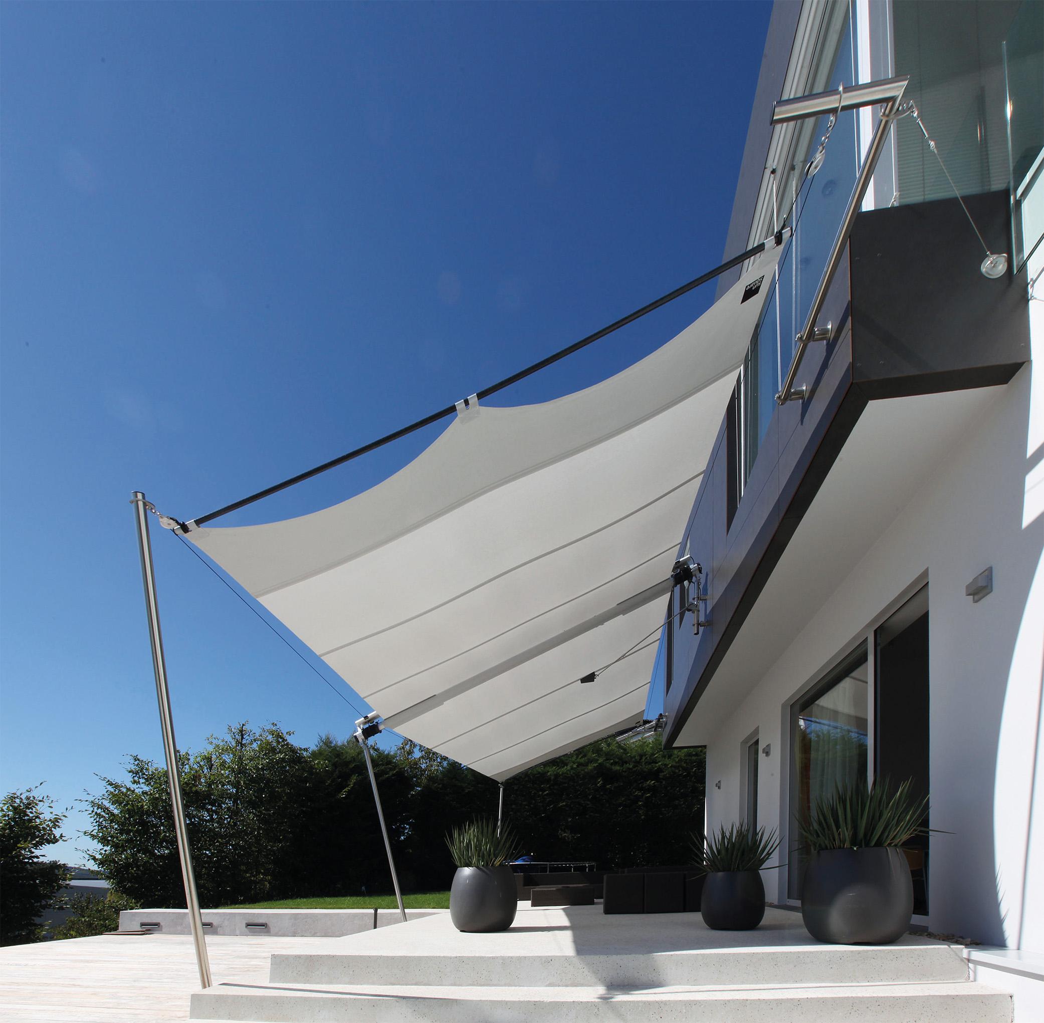 Modernes Sonnensegel #terrasse #minimalistisch #sonnensegel #terrassengestaltung #steinterrasse #blumenkübel #sonnenschutzterrasse #sonnensegelterrasse ©Sunsquare