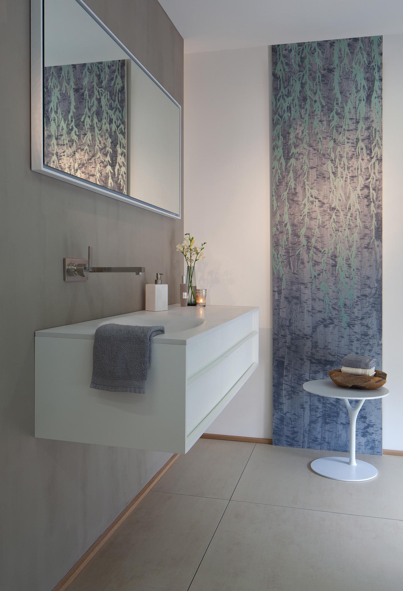 Modernes Wandelement im Badezimmer #beistelltisch #waschtisch #wandspiegel ©A.S Creation