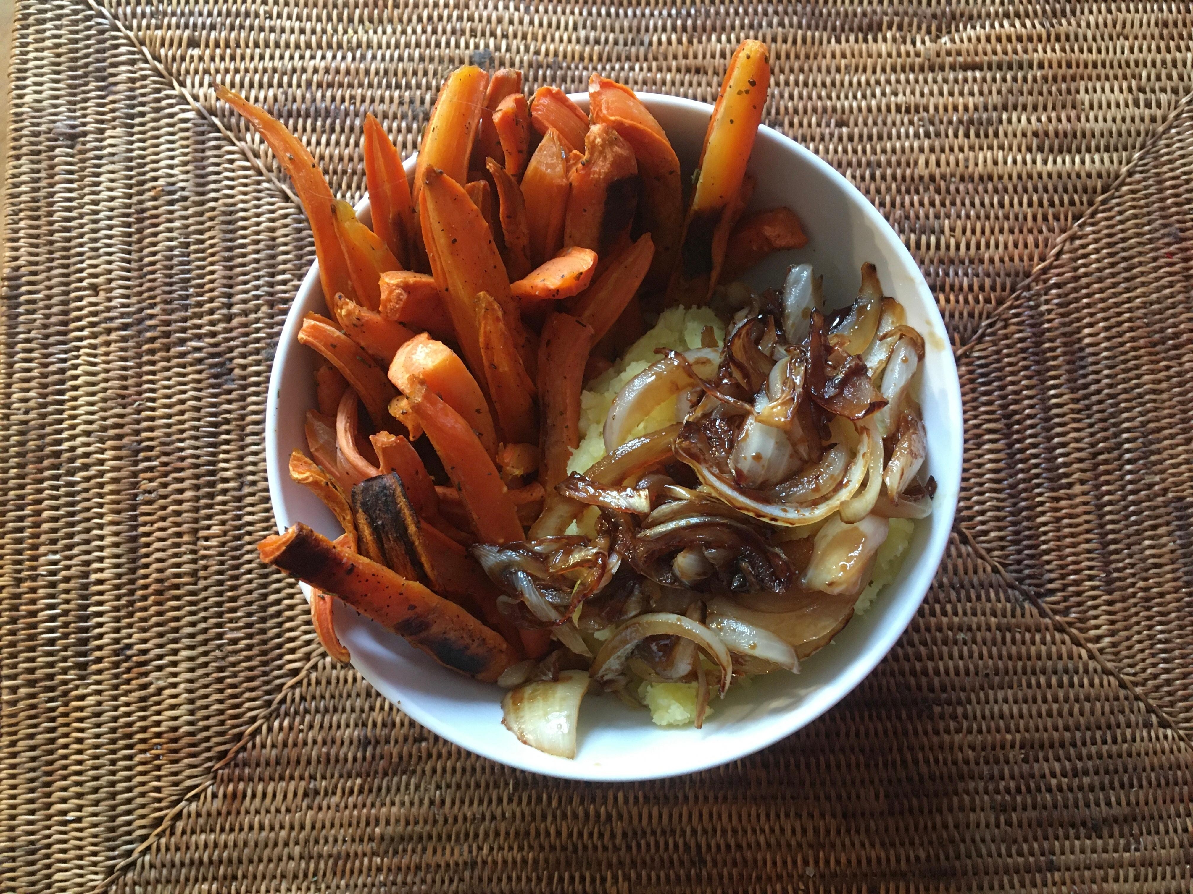 Möhren 🥕(im Ofen gebacken), Kartoffeln 🥔(gestampft) und Zwiebeln 🧅(karamellisiert). Gut & einfach #foodchallange