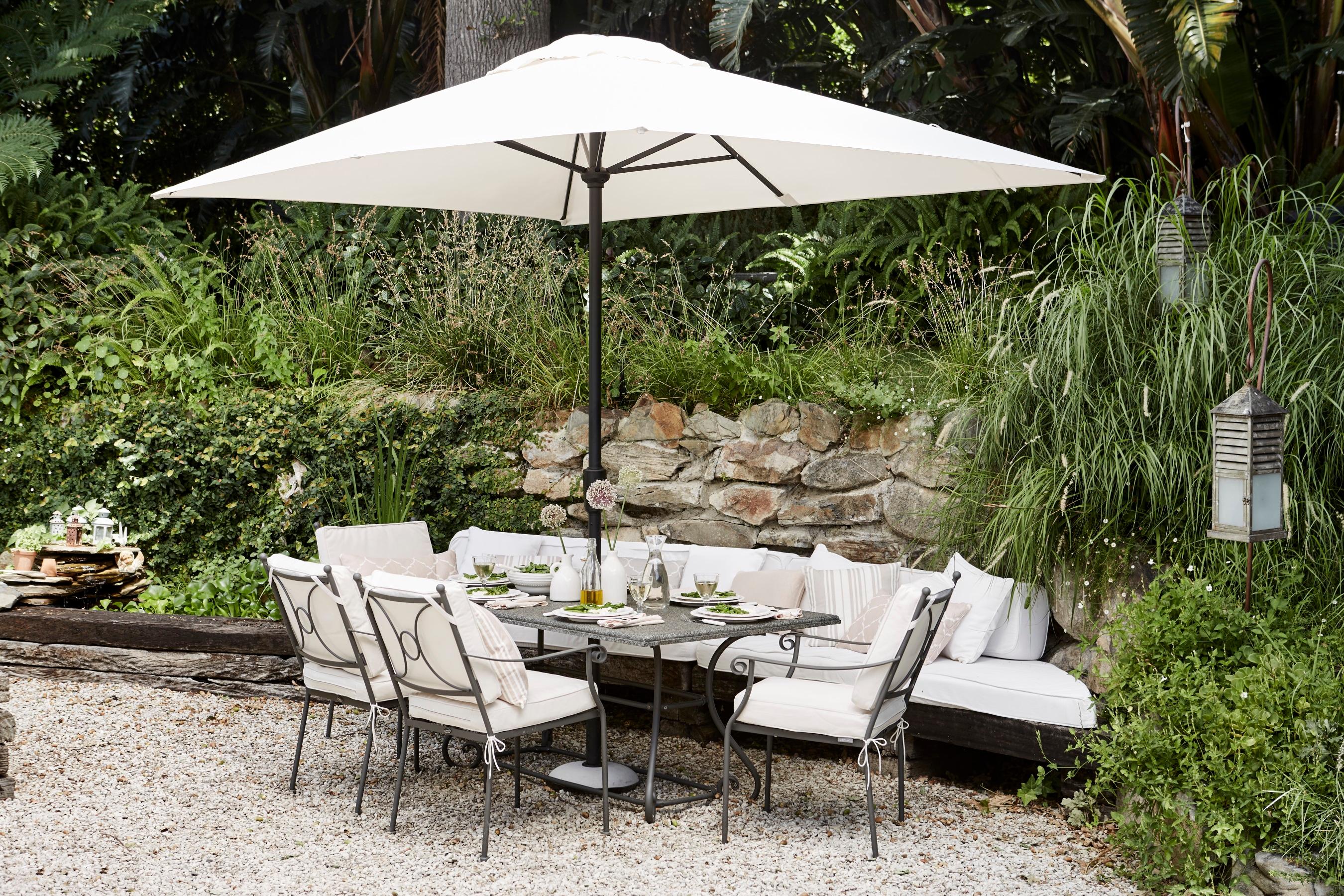 Monaco Gartenmöbel und Roma Sonnenschirm #terrasse #vase #kissen #geschirr #landhausstil #gartenmöbel #sitzbank #sofa #sonnenschirm #gartenbank #blumenvase ©Neptune Europe LTD