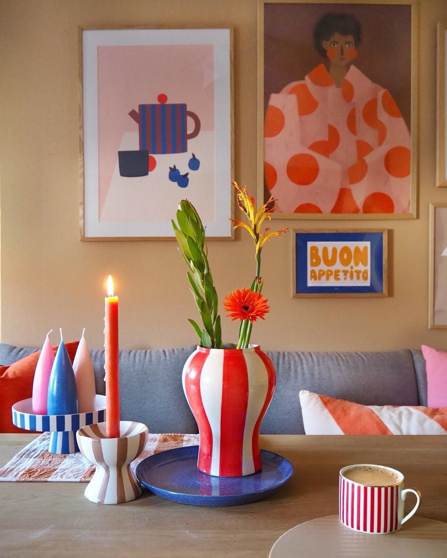 MONDAY #colorfulhome #walldecor #vasenliebe #stripesanddots #dekoliebe #interiorlove #colorfulliving #homedecor #colorfulhomedecor