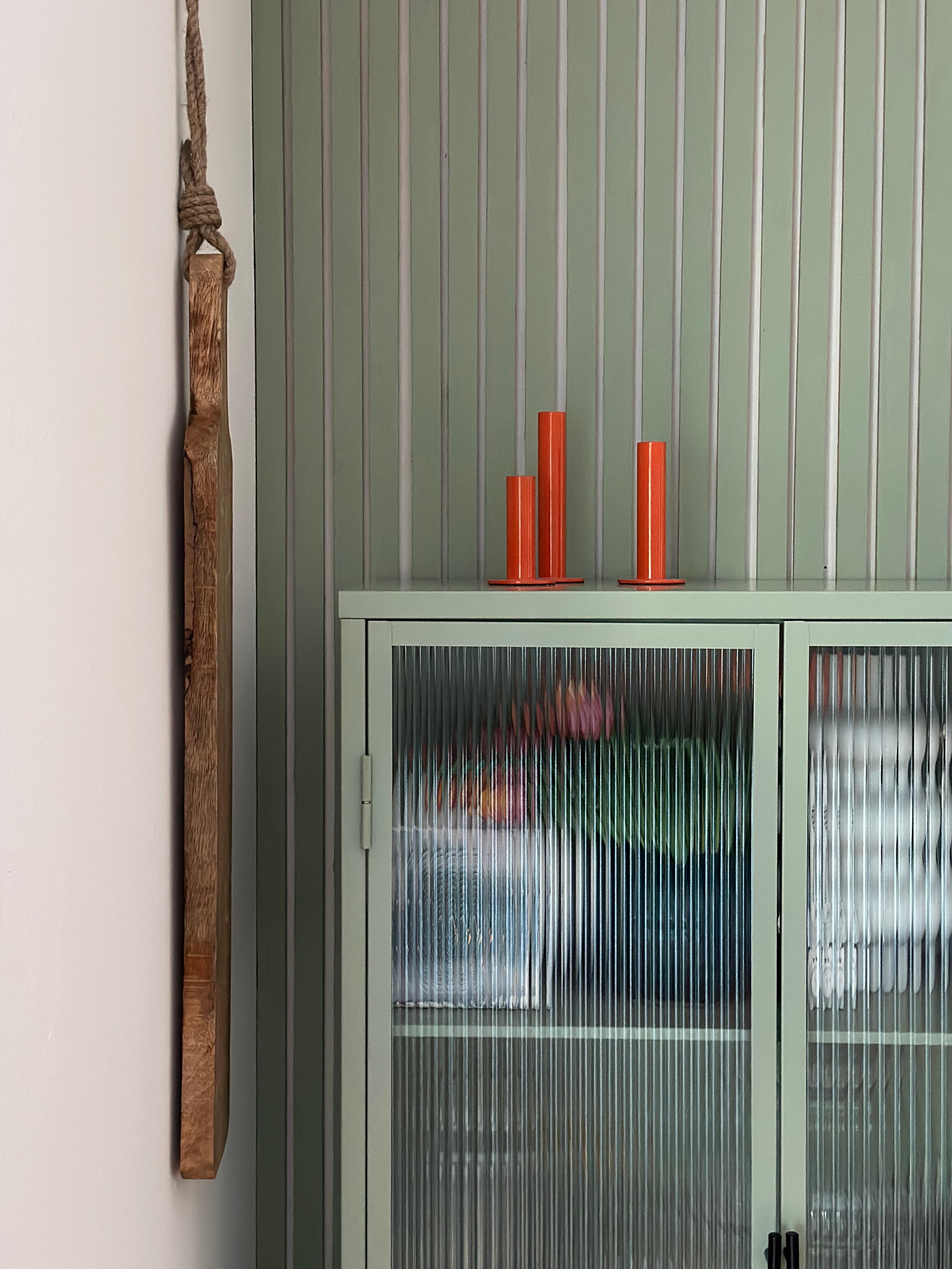 #monochrom #mint #grün #vitrine #akzente #farbe #orange #holz #wohnzimmer #wanddeko #colourful #colourfulhome