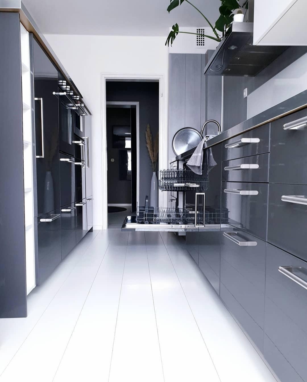 #monochrome #kitchen #grau #hochglanz #modern #clean #minimalism #interior
