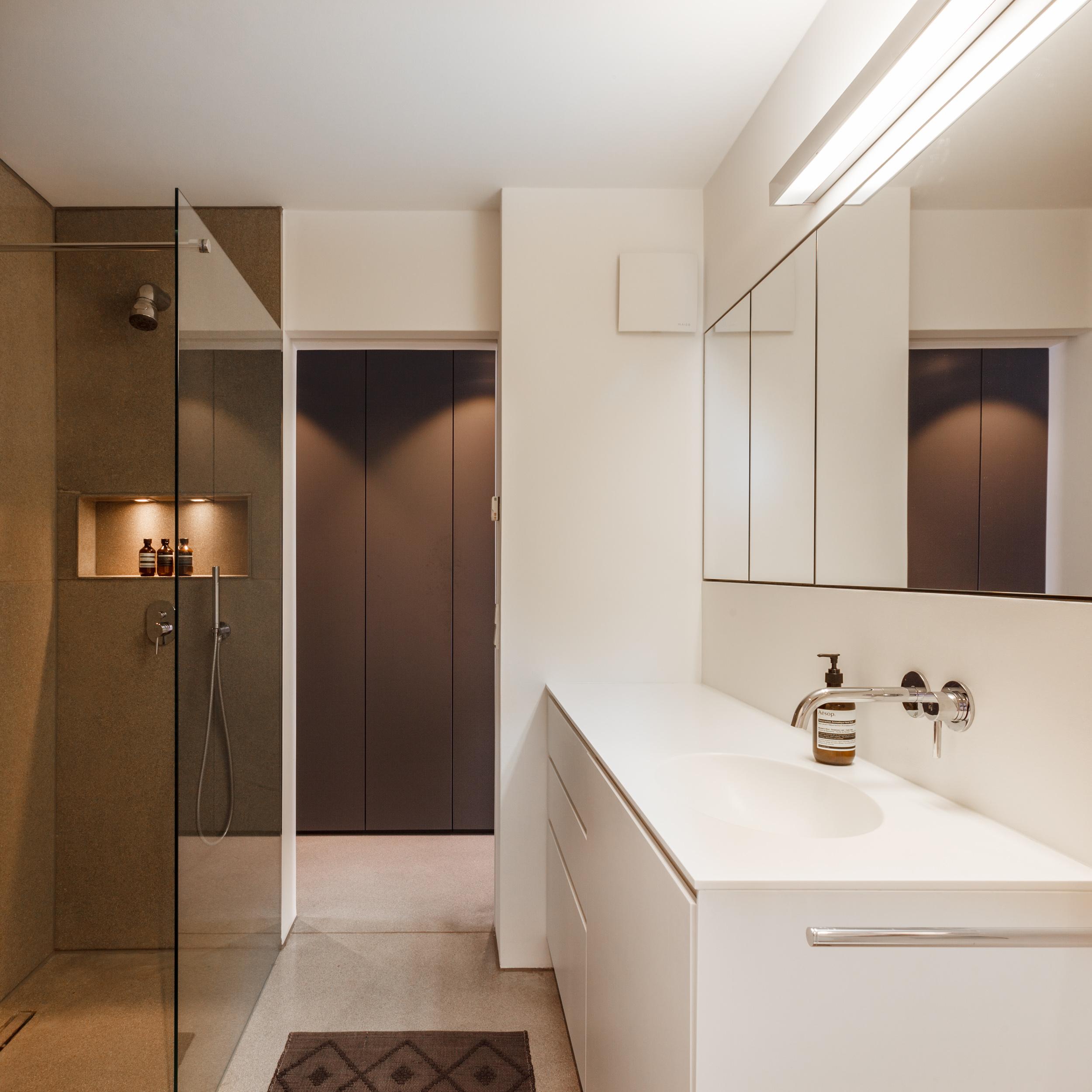 Monochromes Designer Badezimmer mit offener Dusche #ablage #badezimmer #offenedusche #spiegelschrank #badbeleuchtung ©EMMA B. HOME