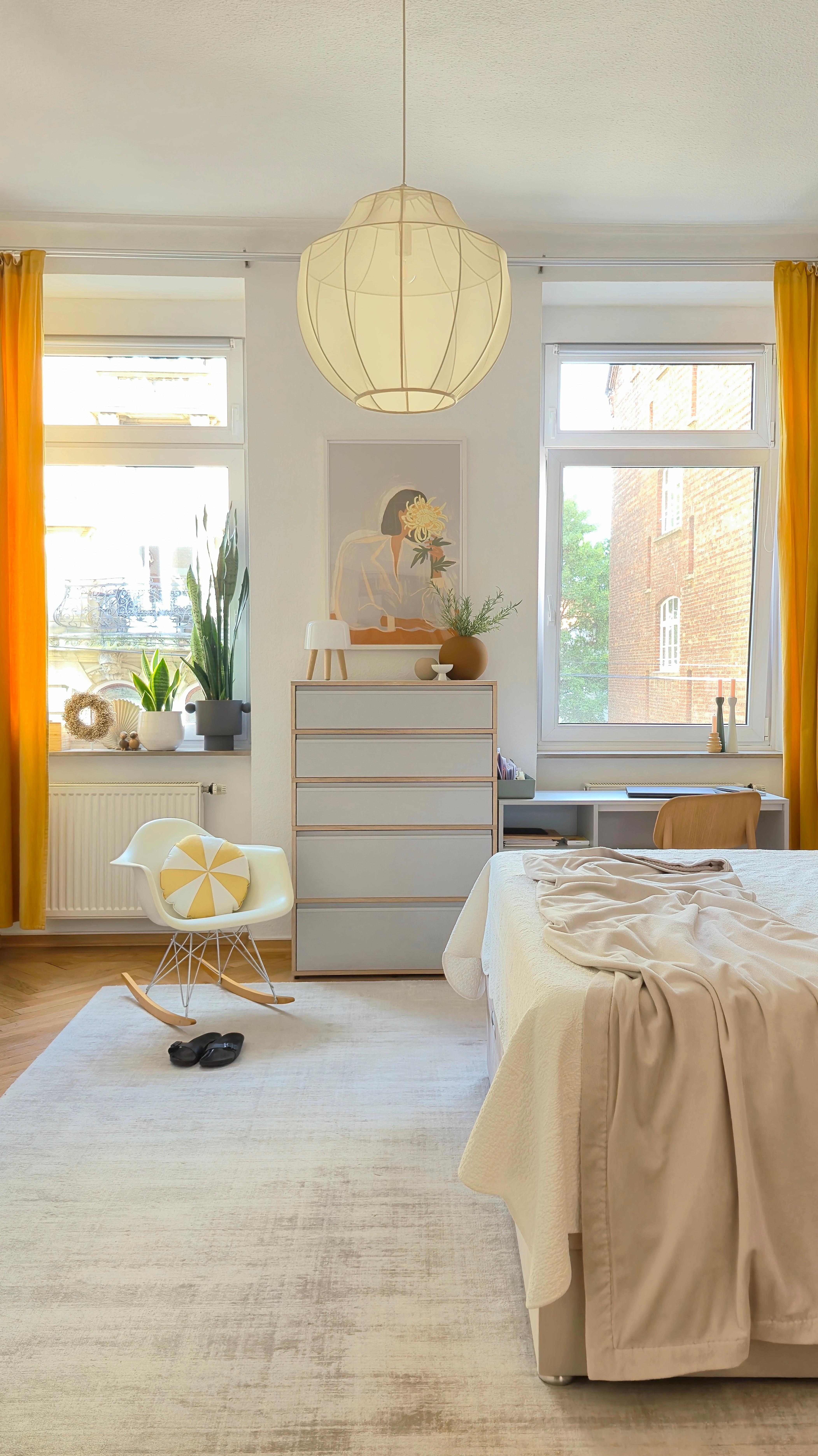 Montag morgen!

#Altbau 
#Schlafzimmer 
#Herbst 
#farbe
#Bett
#Bild 
#gemütlich 
