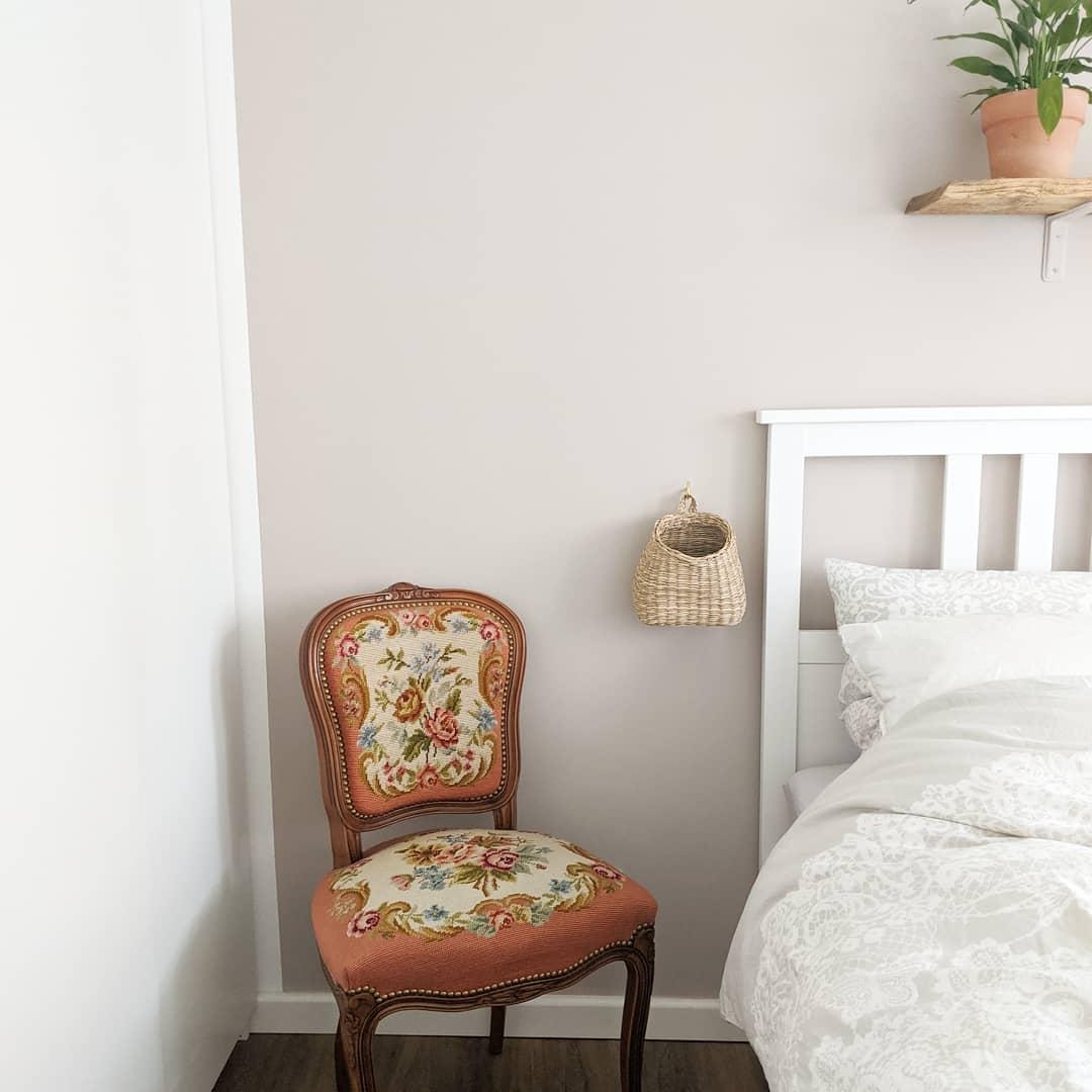 mood #schlafzimmer #flowers #chair #vintage #bedroom #cozy #linen #retro #vintagemöbel #lieblingsstuhl #dekoration