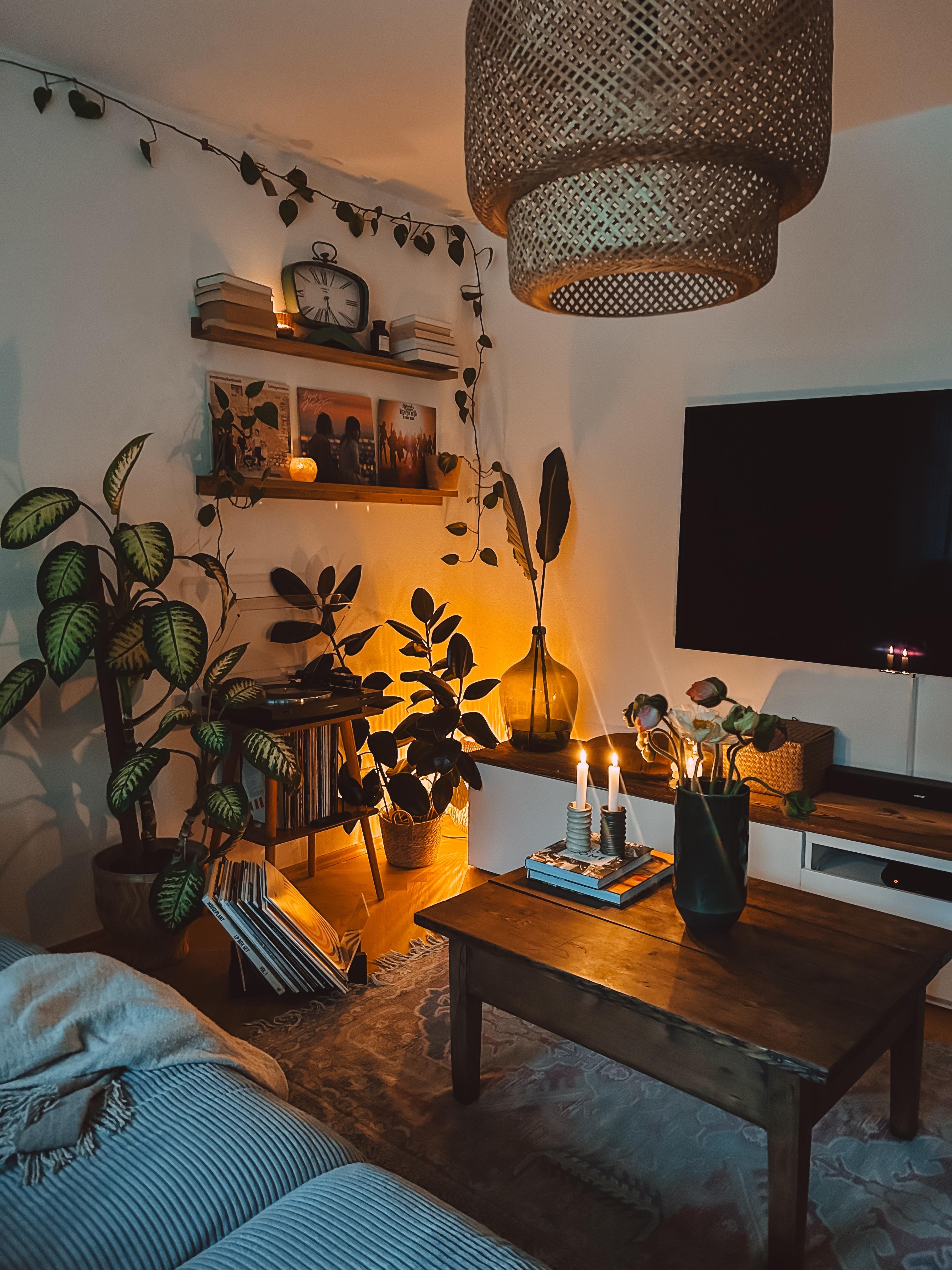 #mood #wohnzimmer #kerzen #couch #couchtisch #bilderleiste 