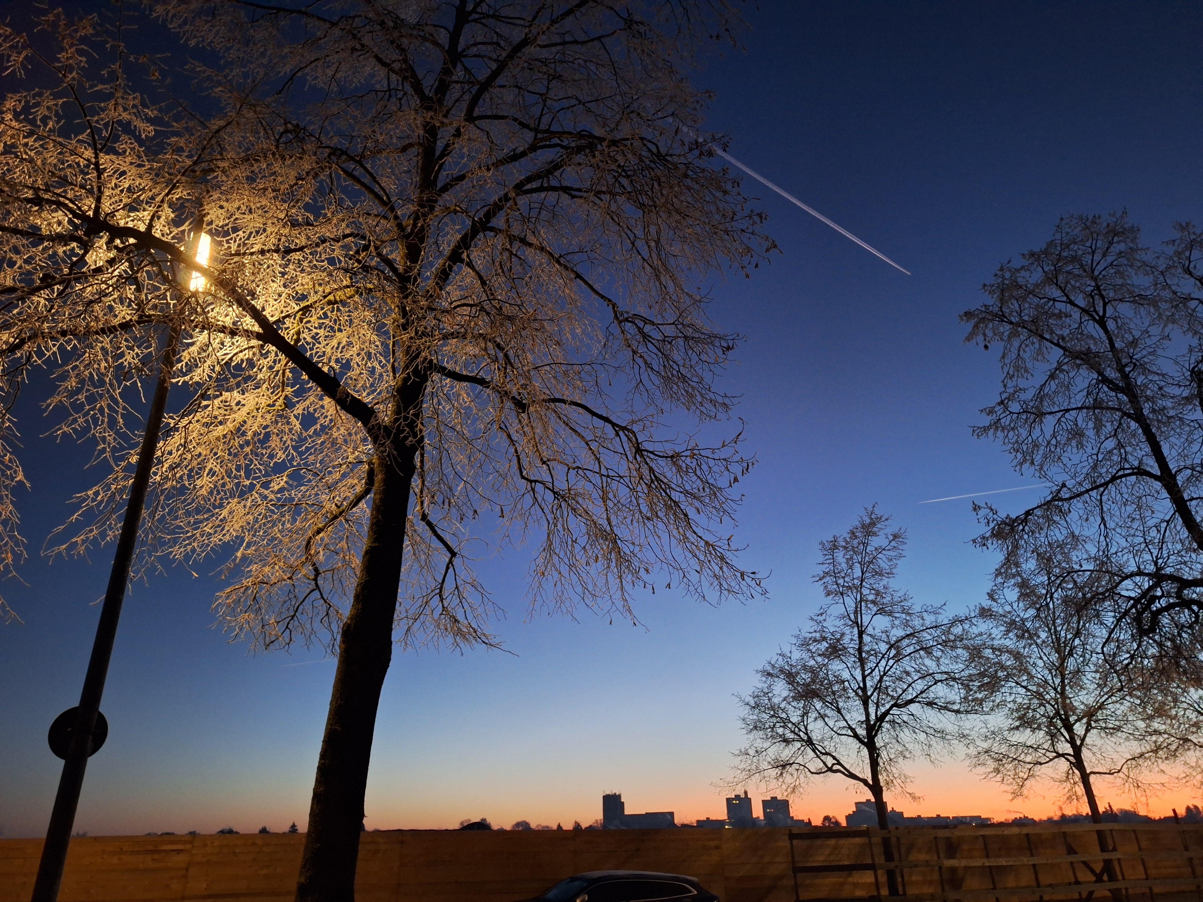 MORGEN
#gutenMorgen #Morgengrauen #neuerTag #Sommenaufgang #Stadtbild #Frost #joggen