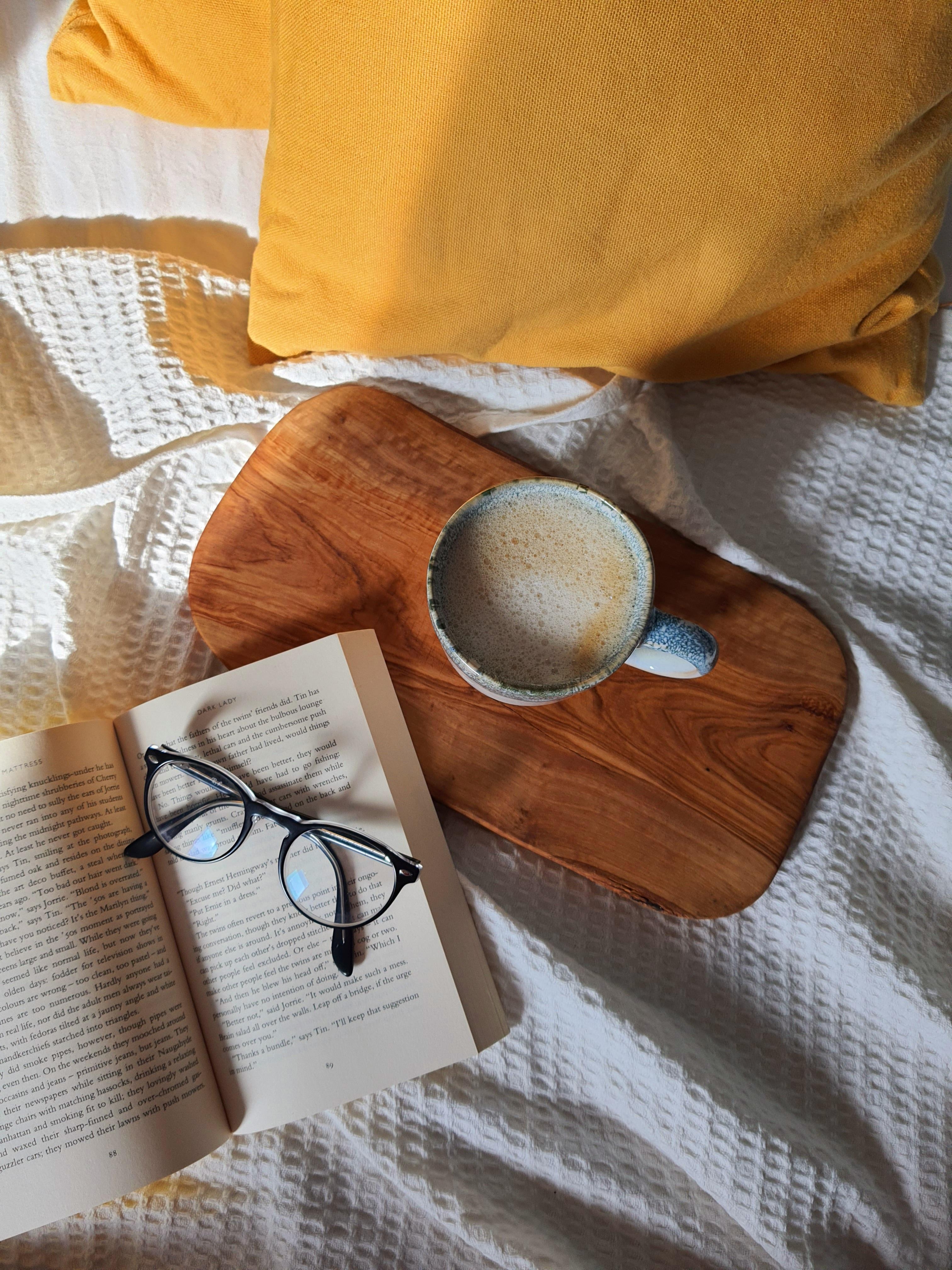 Morgensonne, ein bisschen Zeit zum Lesen und frischer Kaffee = Glück #Kaffeeliebe #livingchallenge