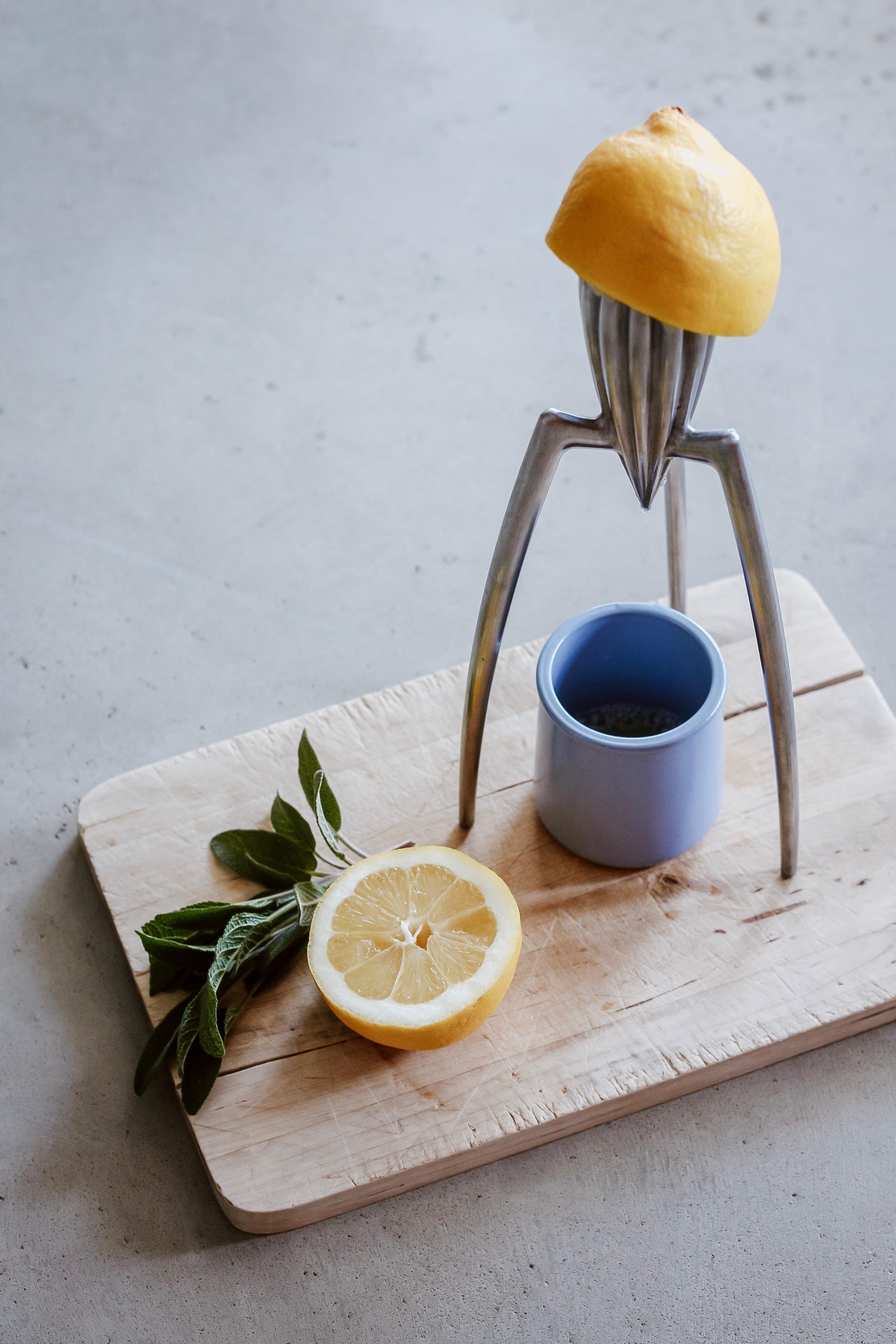 Morning Routine 🍋 #zitronenwasser #designklassiker #kitchen #alessi #zitruspresse