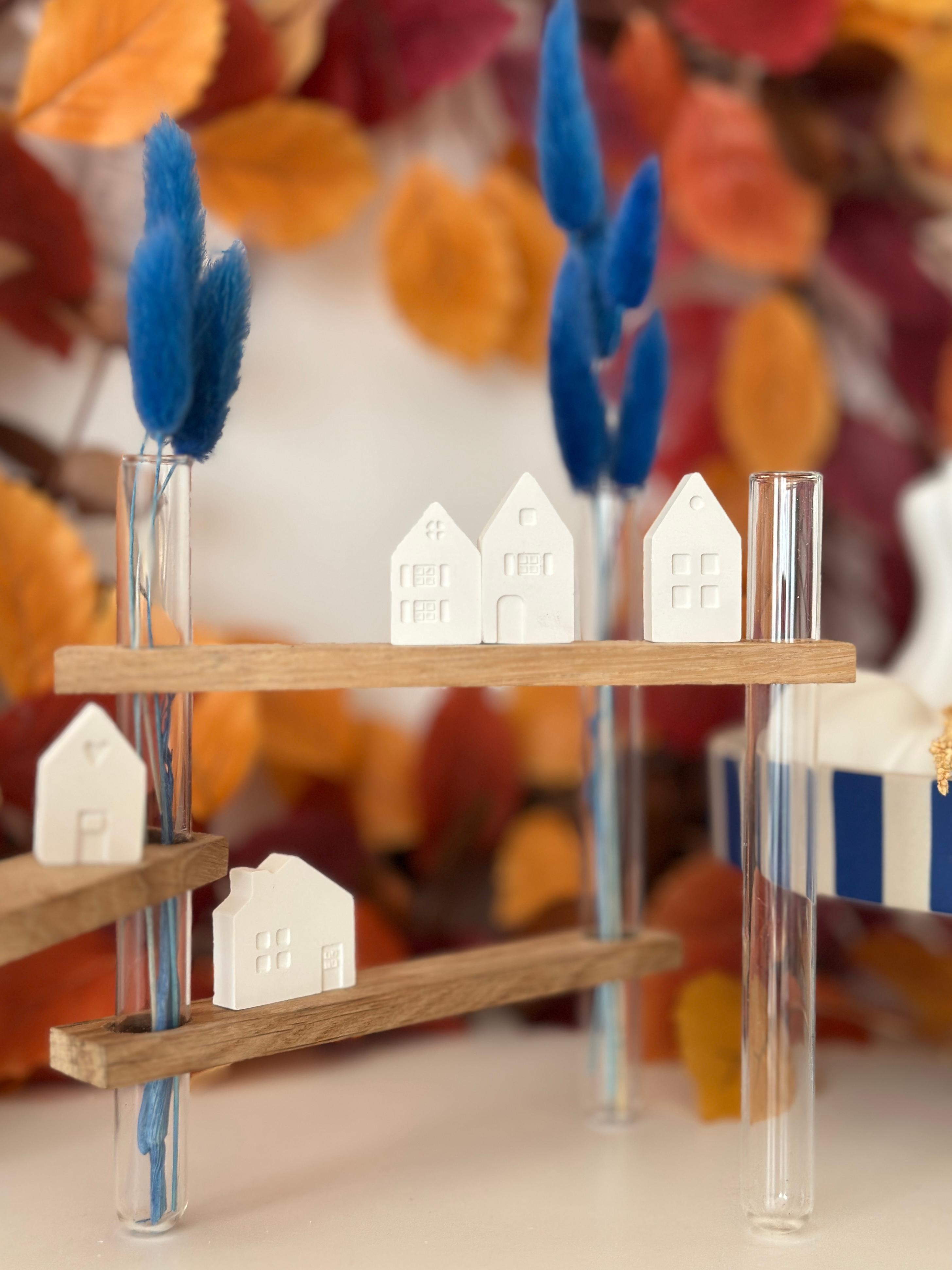 Multivase zum #vasenmittwoch #diy #holz #easysticks #vase #herbstdeko #herbst #blau #reagenzgläser #haus #häuschen #kranz #blätter #ikea #selbstgemacht #deko #wohnzimmer