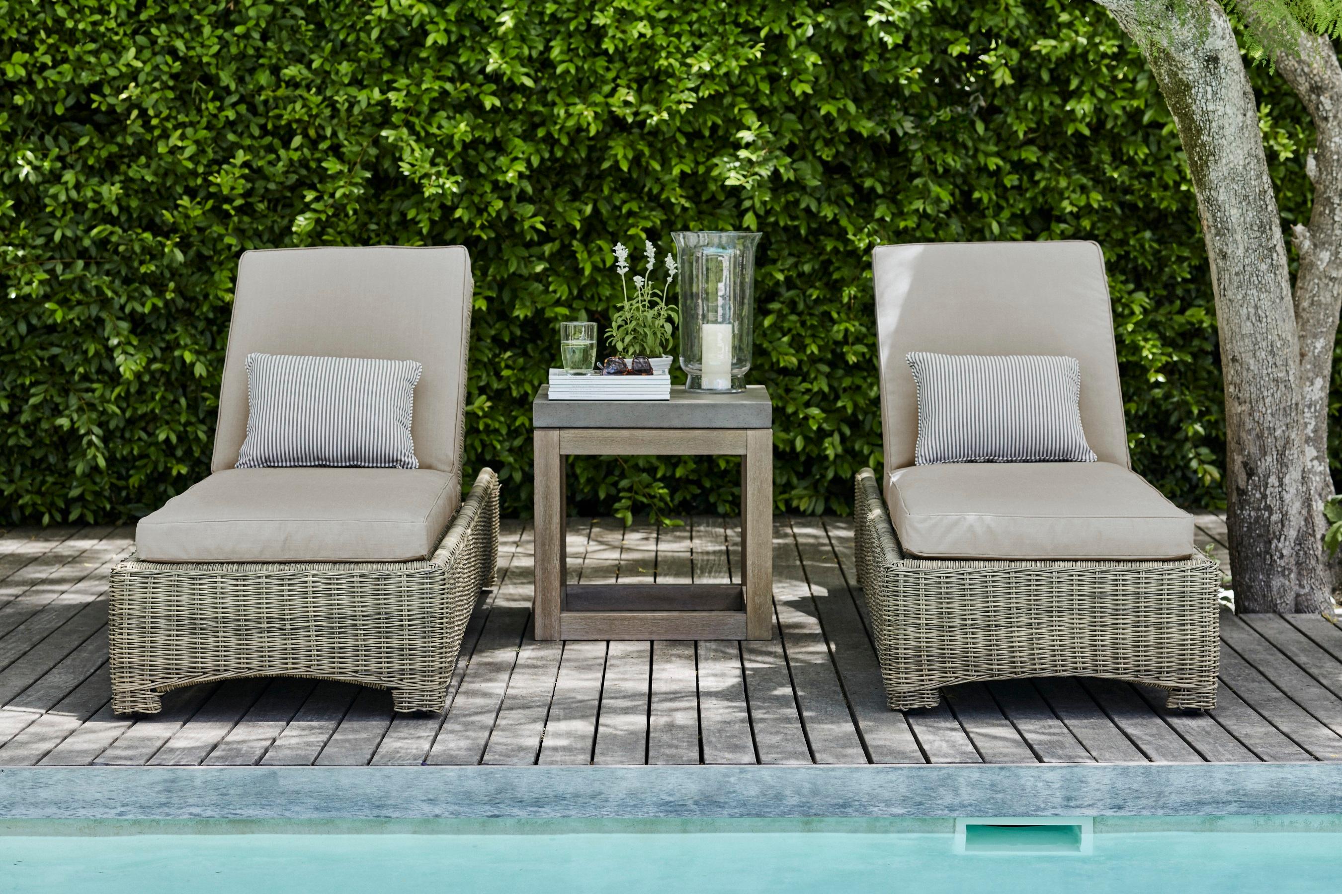 Murano Liegestühle #pool #beistelltisch #terrasse #kissen #gartenliege #landhausstil #gartenmöbel #lounge #sonnenliege #windlicht ©Neptune Europe LTD