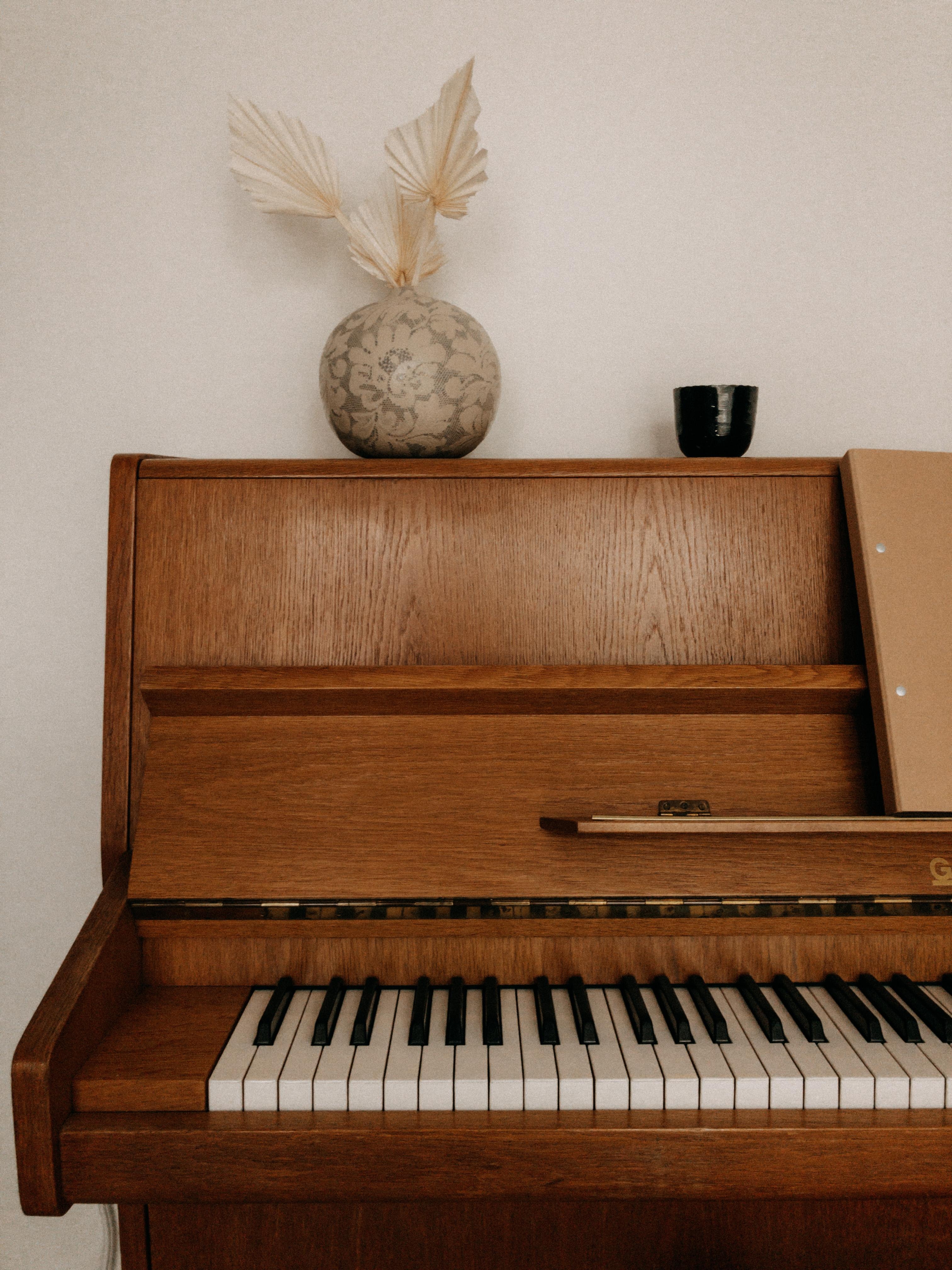 Music was my first love.
#piano #klavier #deko #trockenblumen #vase