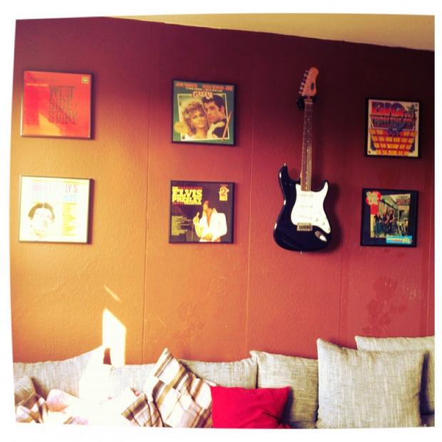 Musikwand und Lümmelecke im Wohnzimmer #homestory