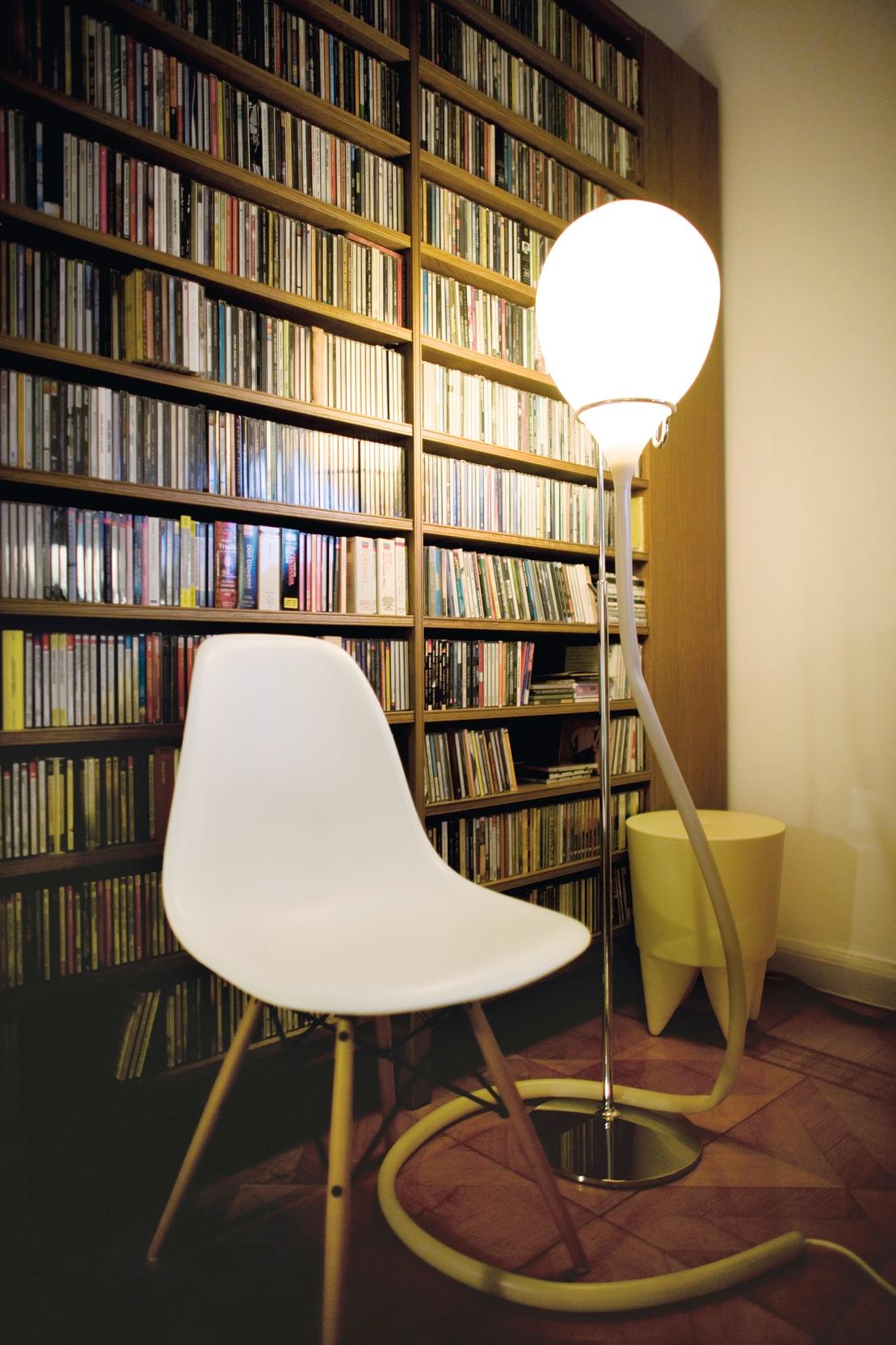 Musikzimmer #wandregal #wohnzimmer #aufbewahrung #stehlampe #hölzerneswandregal ©POPO GmbH