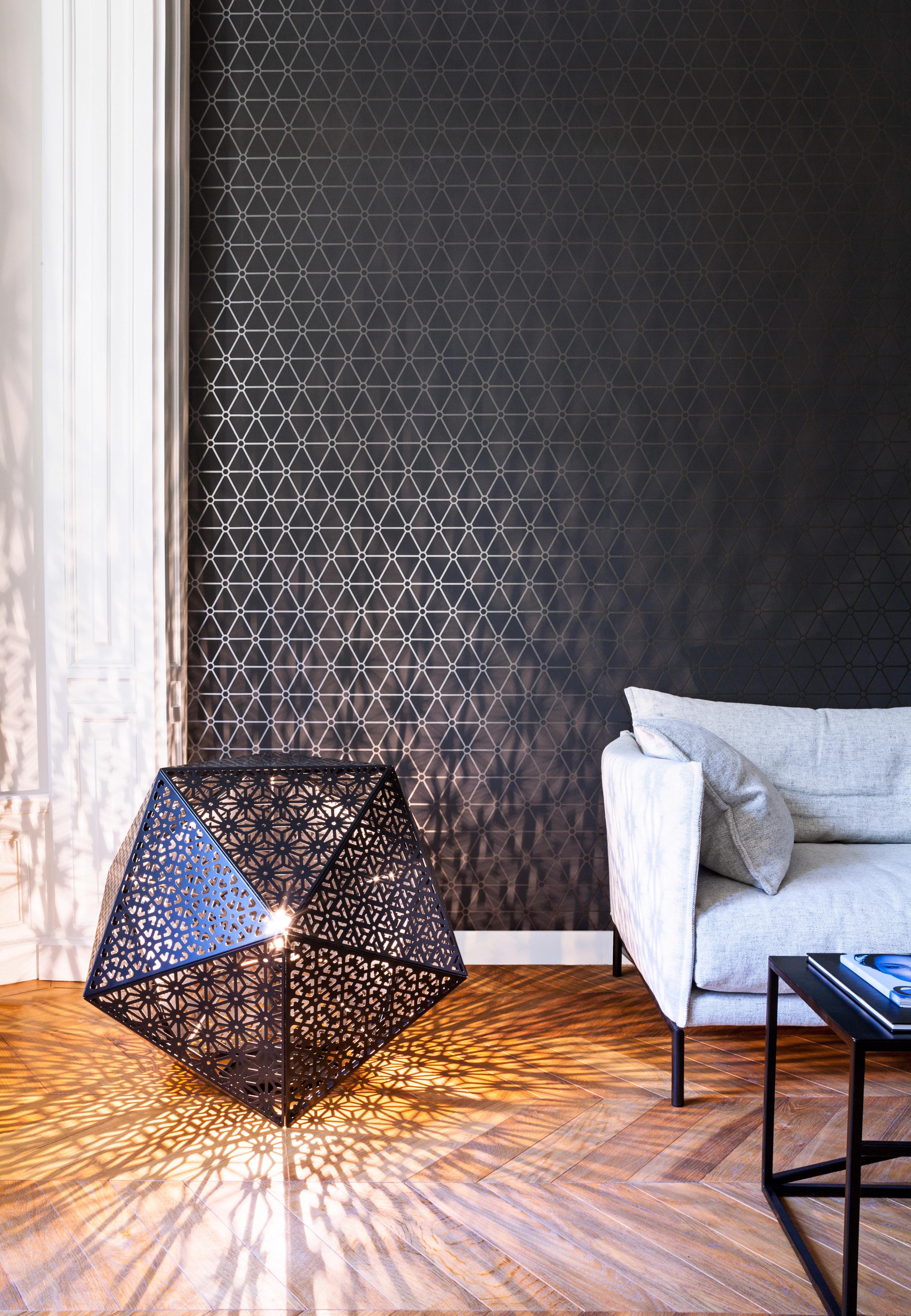 Mustertapete mit Dreiecksmuster #sofa #grauessofa #mustertapete #fischgrätparkett ©BN Wallcoverings