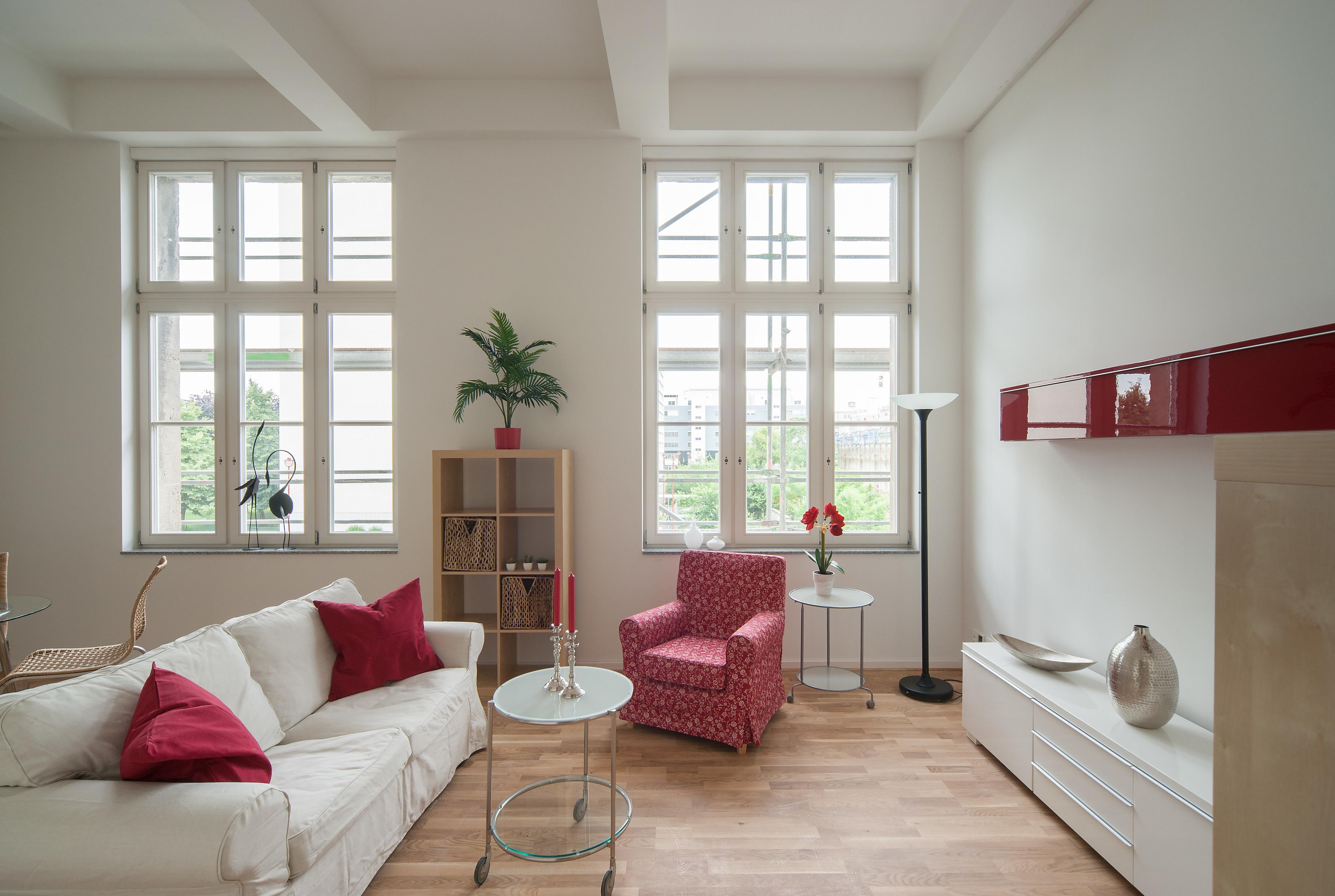 Musterwohnung – Leipzig Salomonstraße #sessel #sofa #rotersessel #wohnwand ©Miracleroom