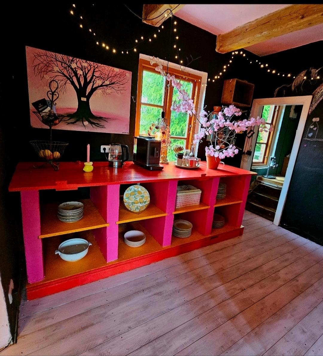 Mut zur Farbe 
Unsere kücheninsel strahlt in Rot,  Orange und pink. #interiordesign 