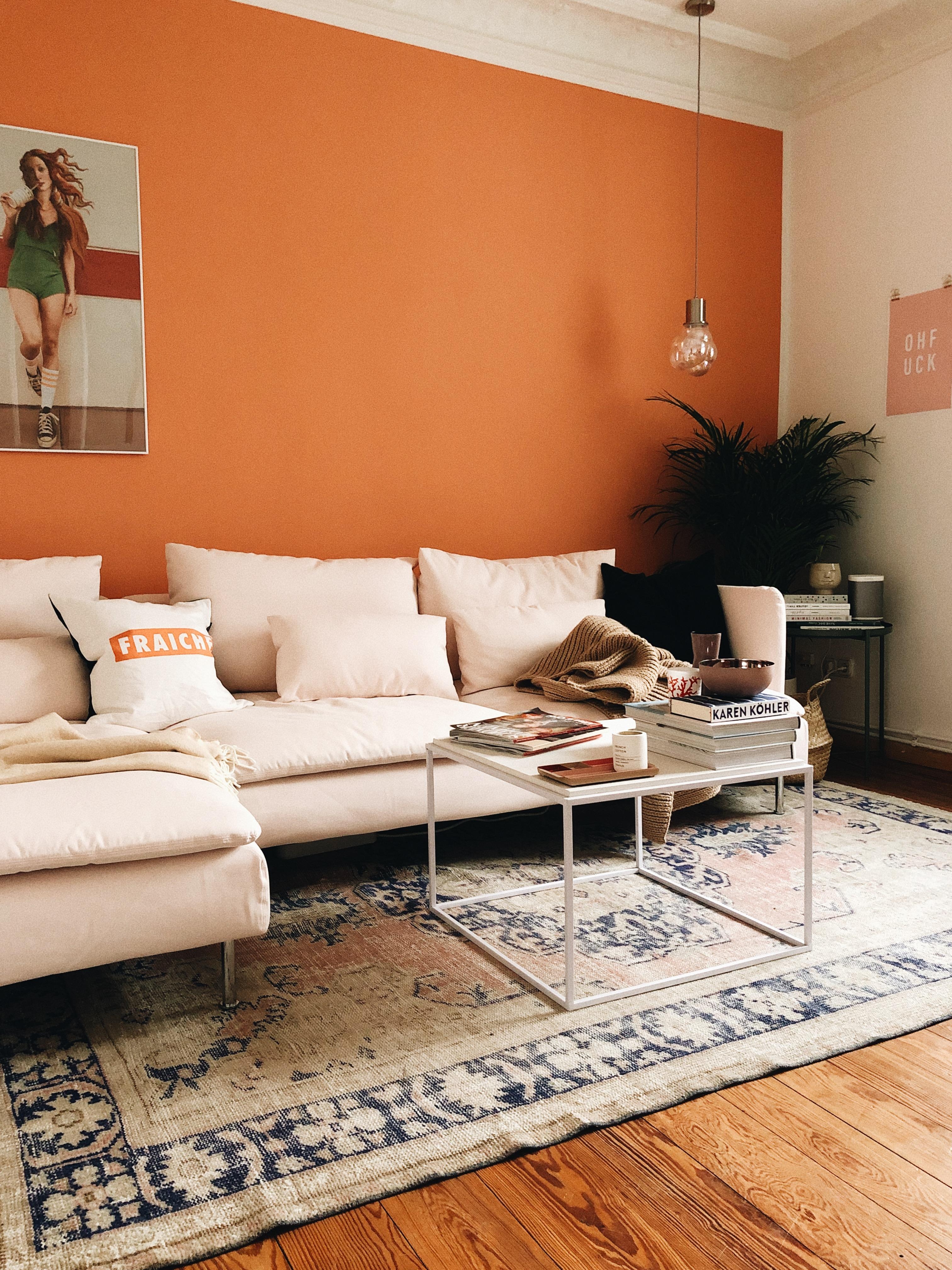 Mut zur Farbe! #wohnzimmer #wandfarbe #livingroom #sofa #couch #kelim #orange #rosa
