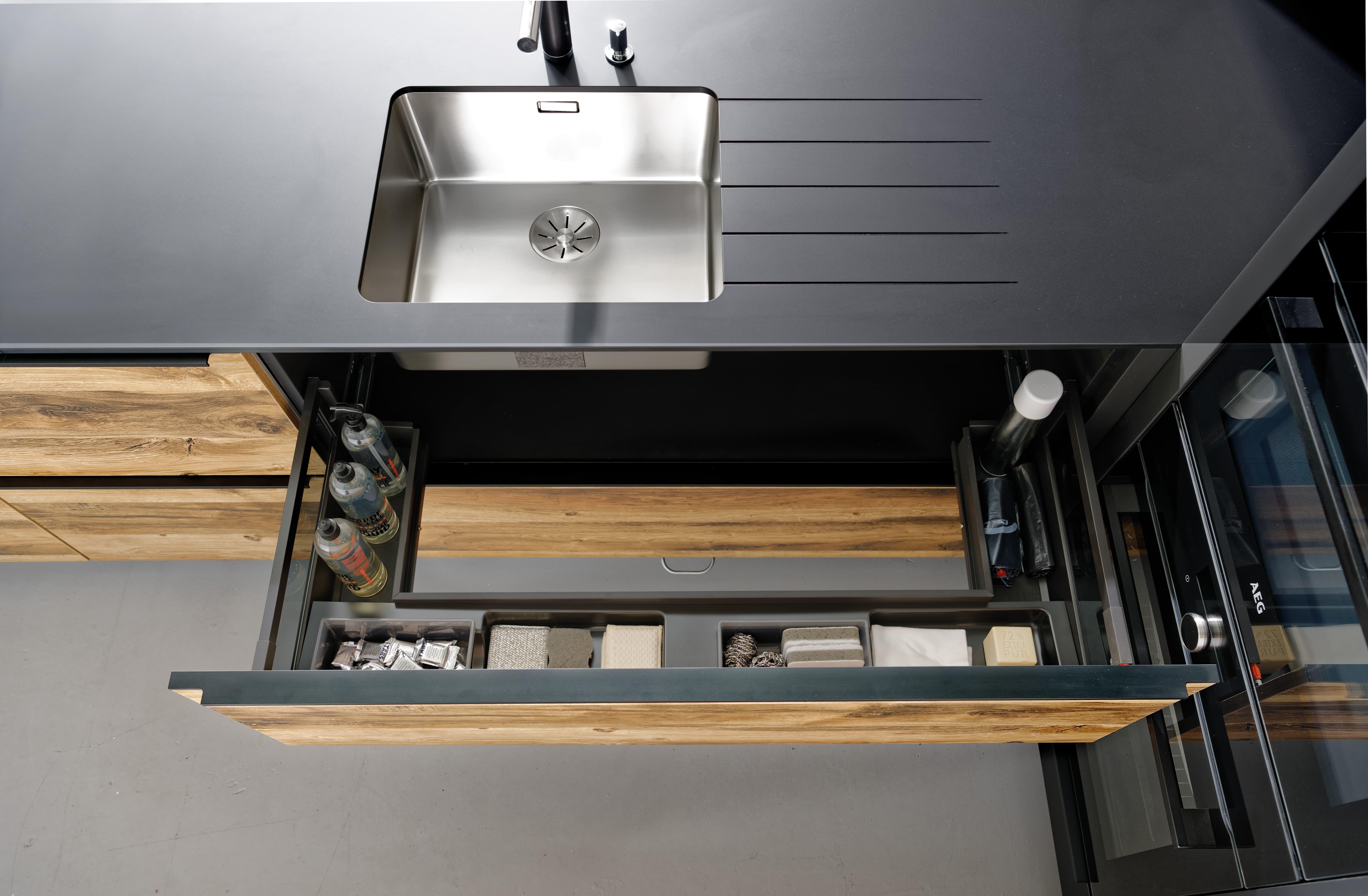 Mut zur Lücke. Wie man der Küche zusätzlichen Stauraum abtrotzen kann, zeigt SCHMIDT mit einer speziellen Schublade.
