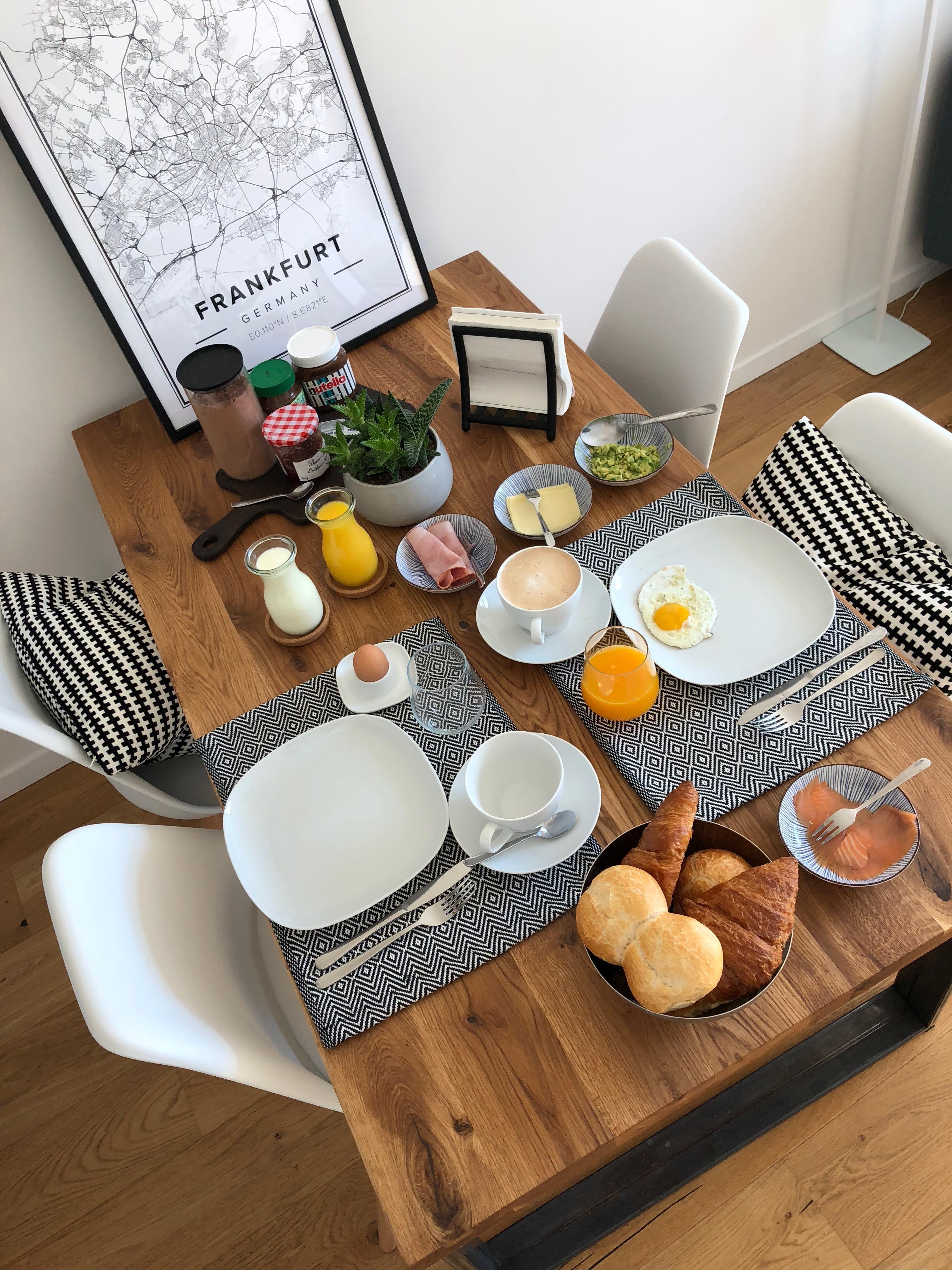 my perfect kind of breakfast #breakfast #saturdaylove #livingroom 
