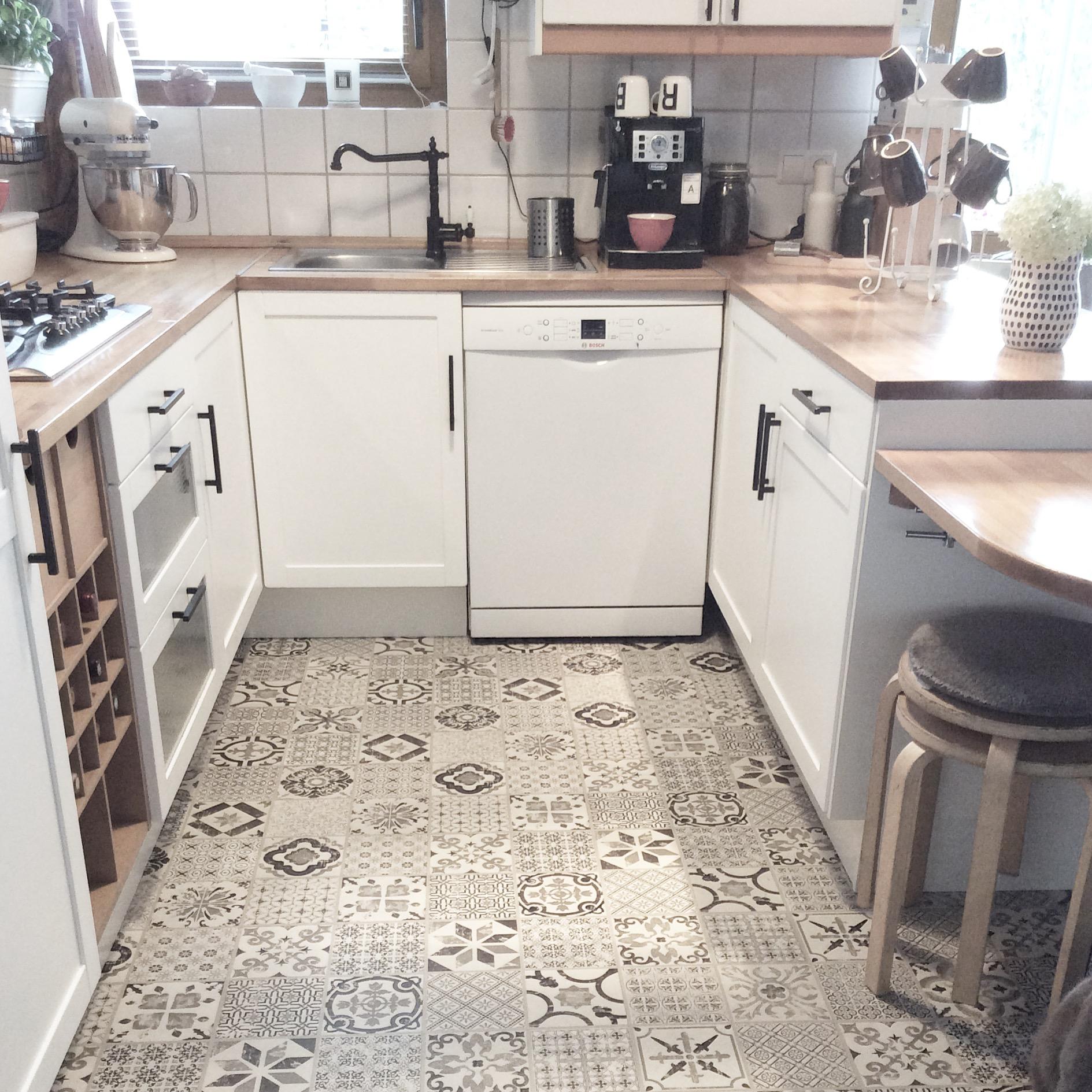 Nach 19 Jahren haben wir unserer #küche von Ikea einen neuen Anstrich verpasst #ikeahack #vinylboden #ikeaküche