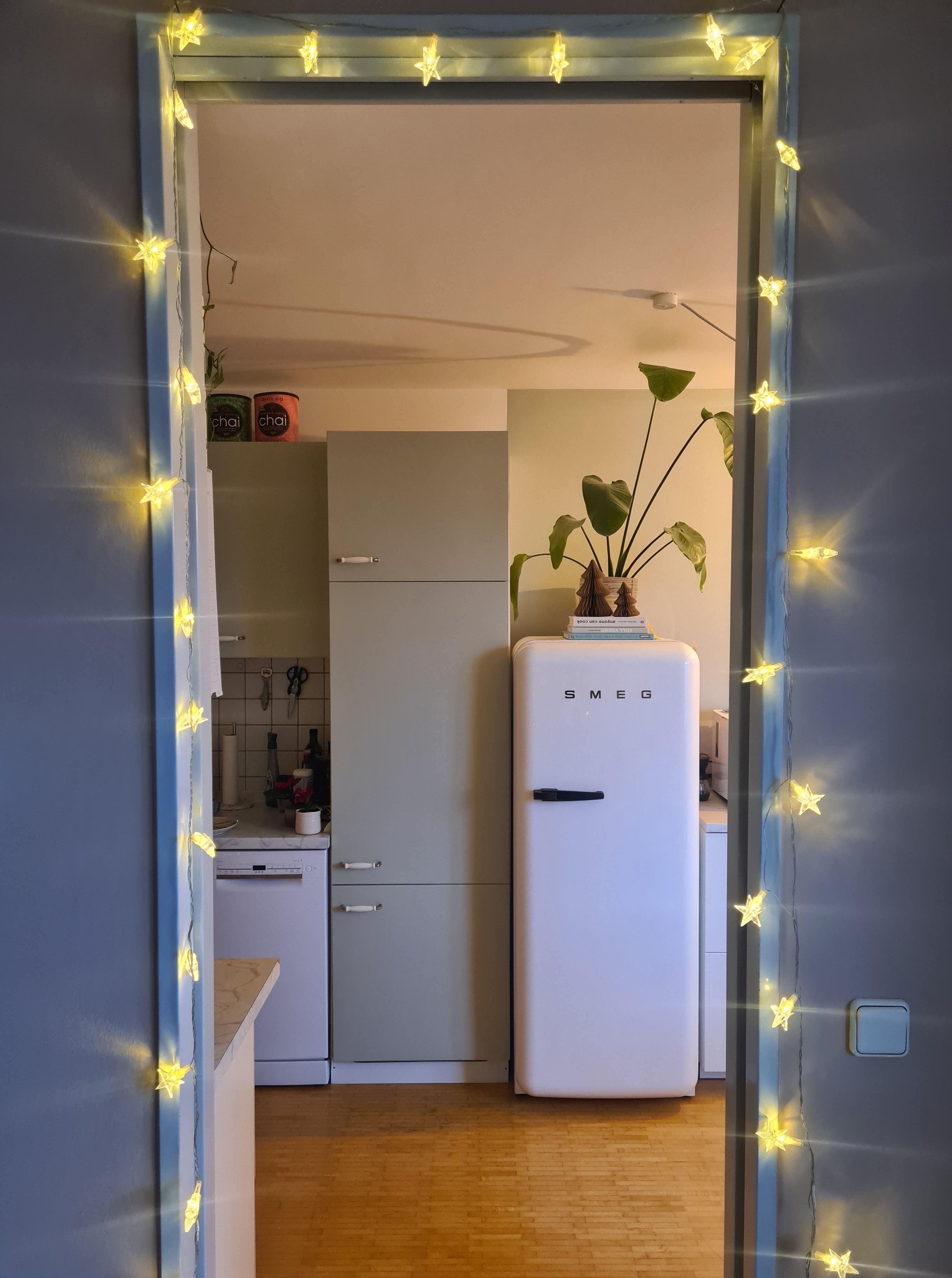 Nach 6 Jahren zum ersten Mal auf die Idee gekommen, den Durchgang zwischen Wohnzimmer und Küche zu dekorieren... 💫💫💫 #weihnachtsdeko #lichterkette