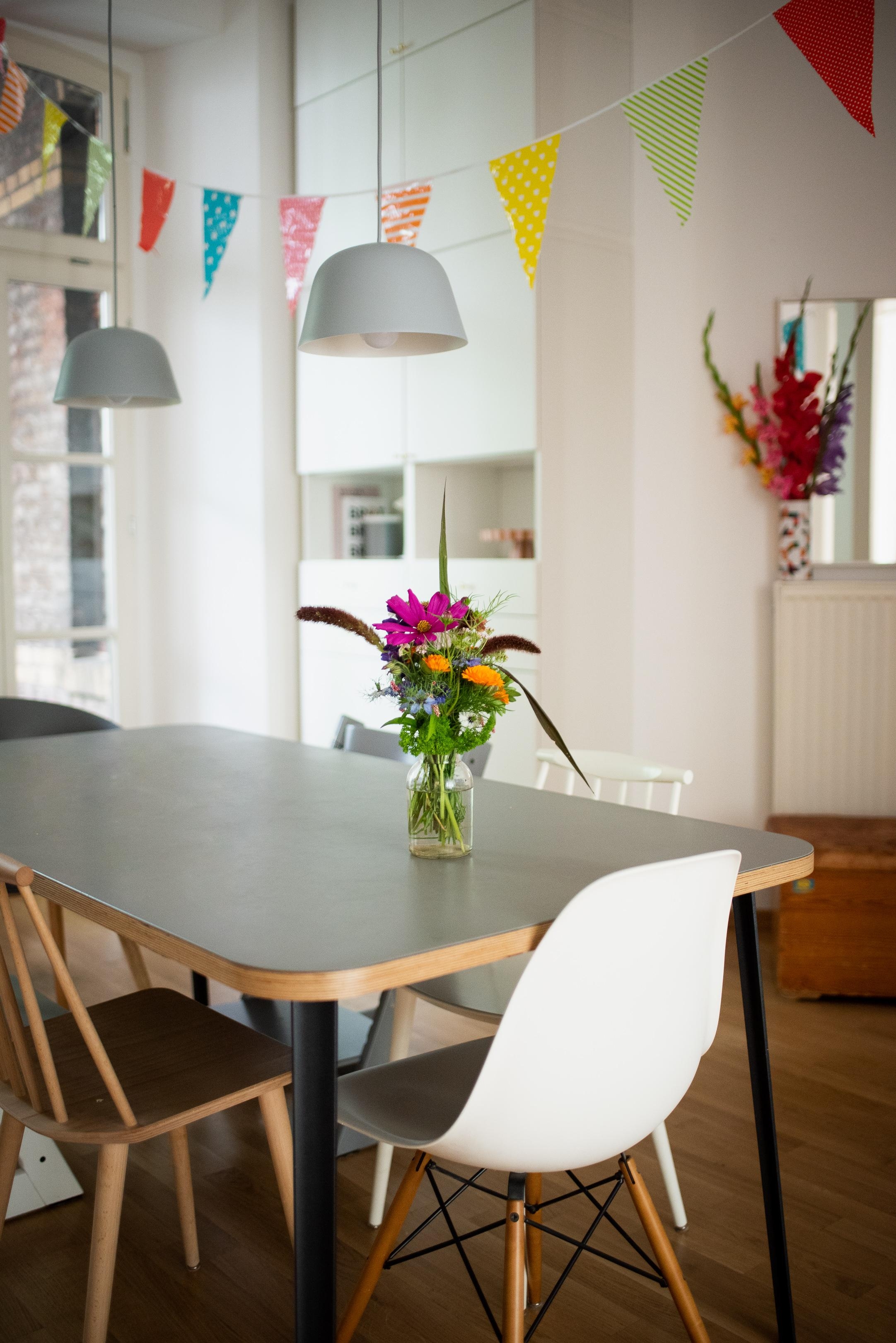 Nach dem Geburtstag ist vor dem Geburtstag 🎈 #küche #wohnküche #fridayflowers #colourfulhome #esstisch #deko