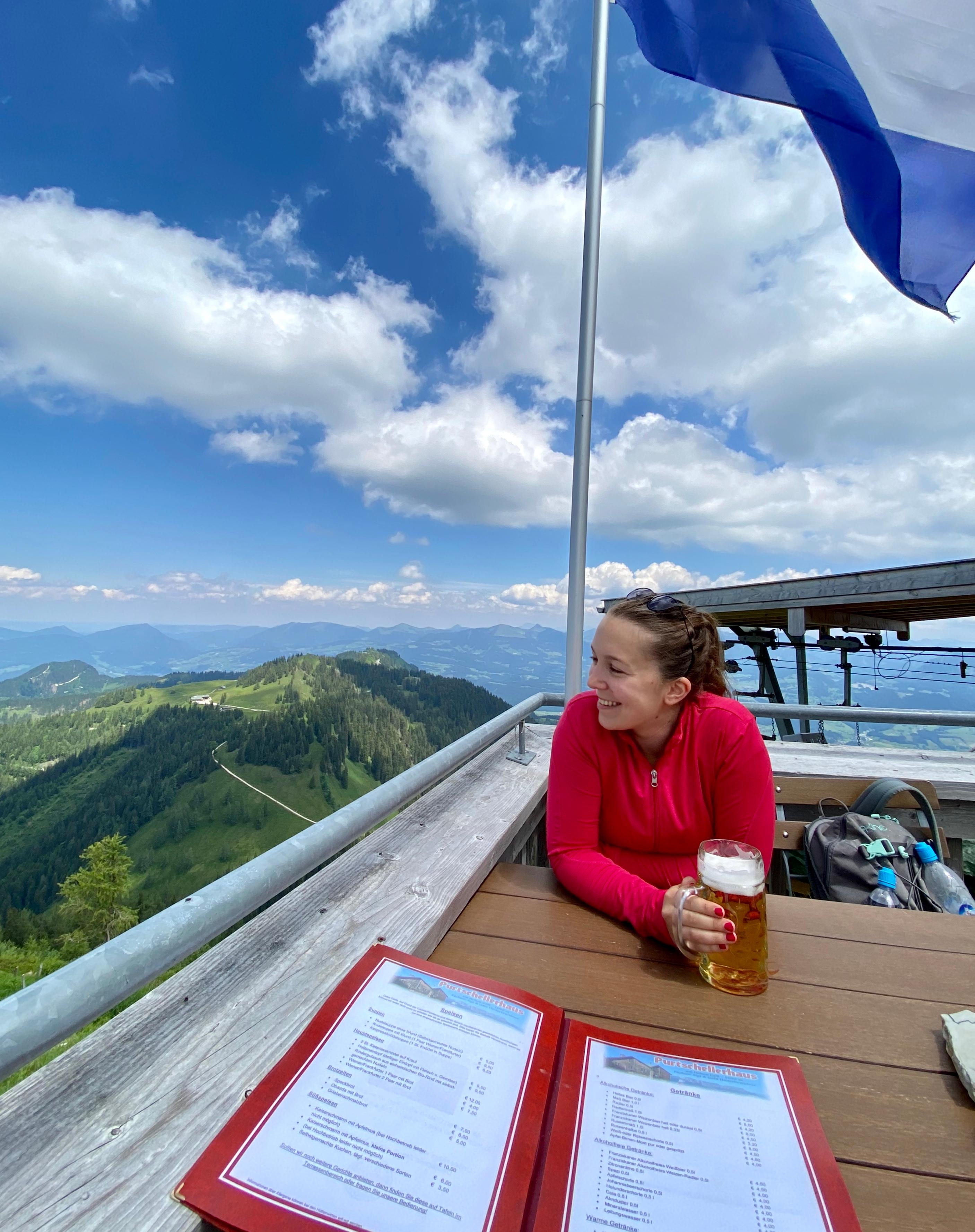 Nach dem #wandern ist das beste doch der Ausblick und ein kühles Radler auf der Hütte 🍻 #travelchallenge #berchtesgaden