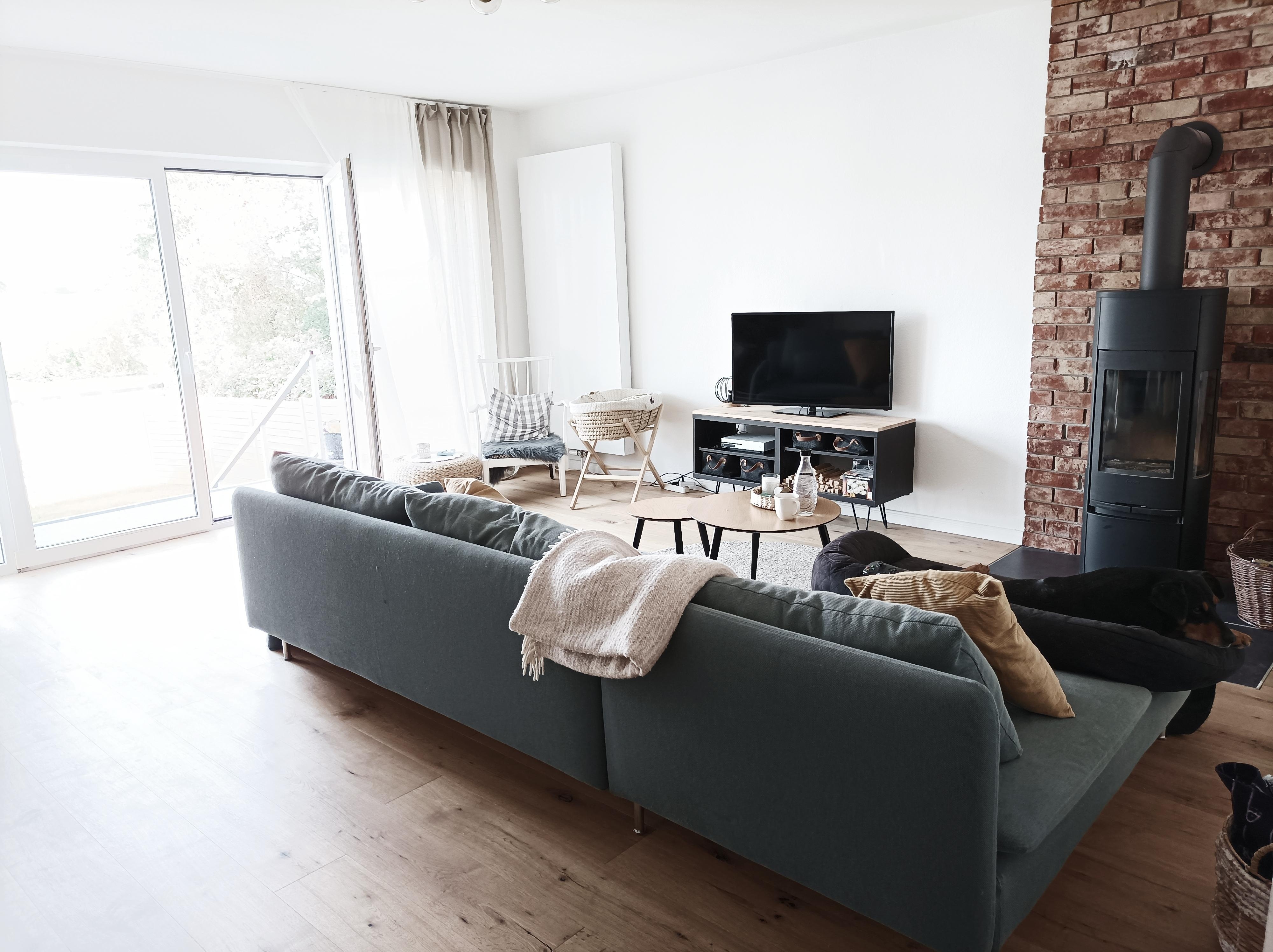 Nach einem Jahr wurde eine Veränderung benötigt #wohnzimmer #umräumen #sofa #sofaimraum #kamin #echtholzboden